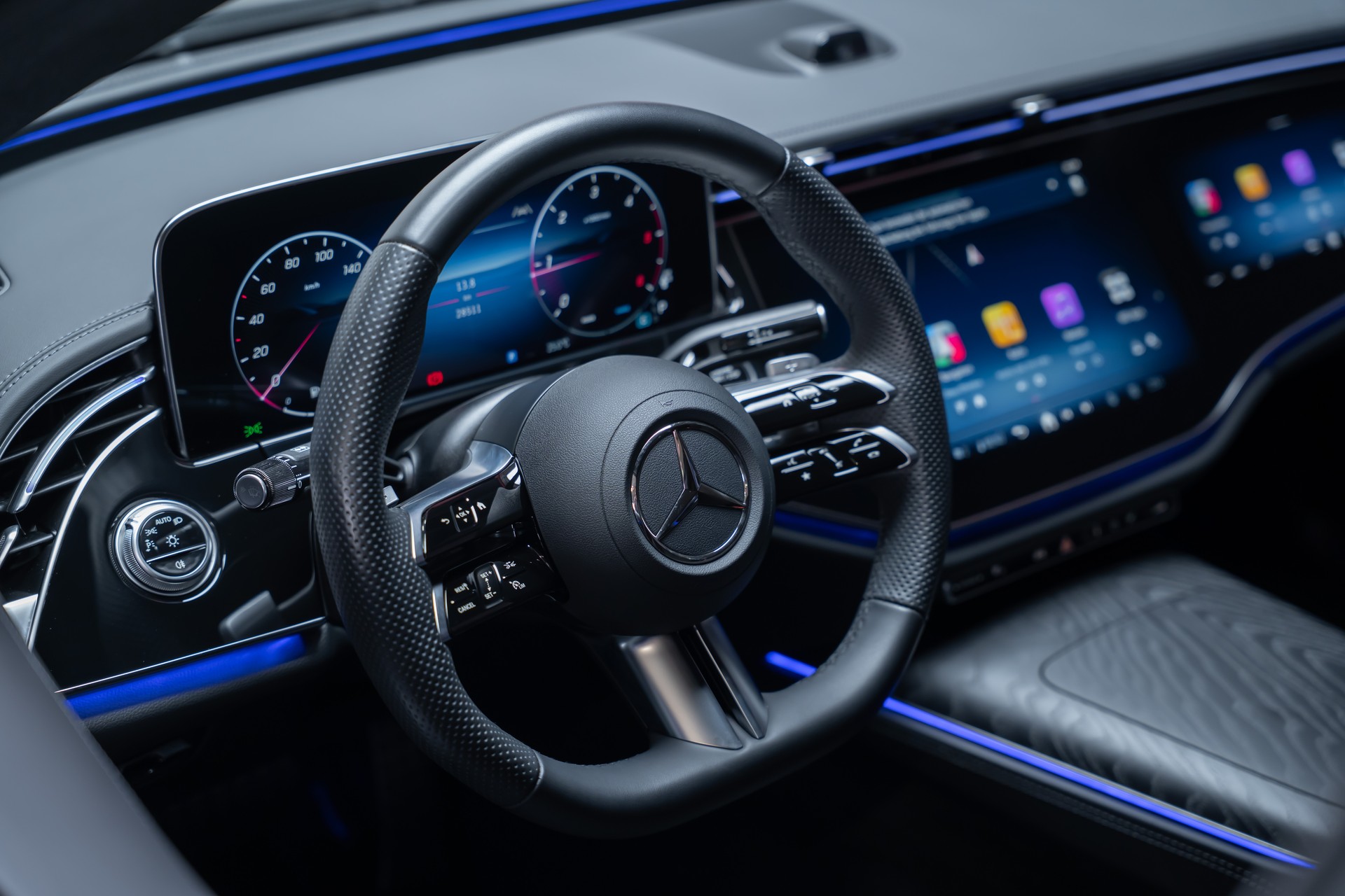 MERCEDES-BENZ E 220 d AMG Line / Hyperscreen / 360°Kamera / el.Sitze-image-12