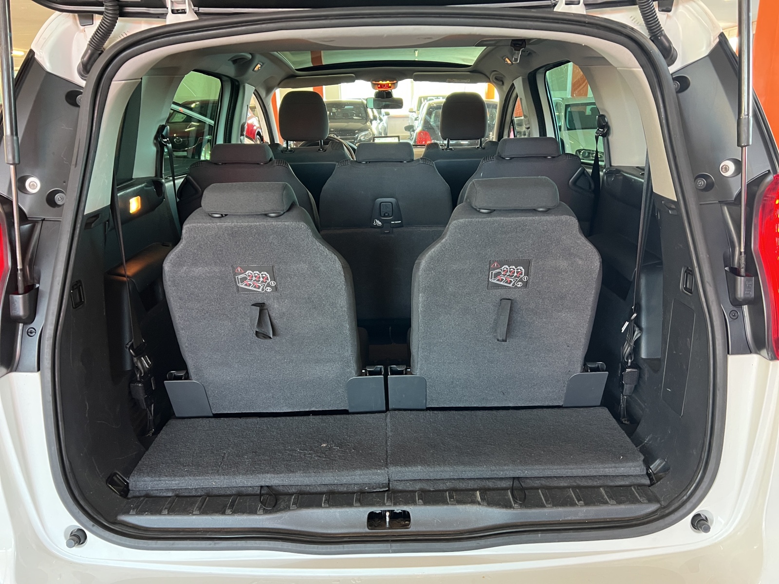 PEUGEOT 5008 1.6 HDI Business-image-11