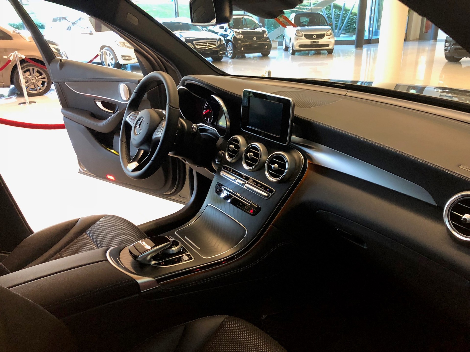 MERCEDES-BENZ GLC 250 d AMG Line 4Matic 9G-Tronic-image-5