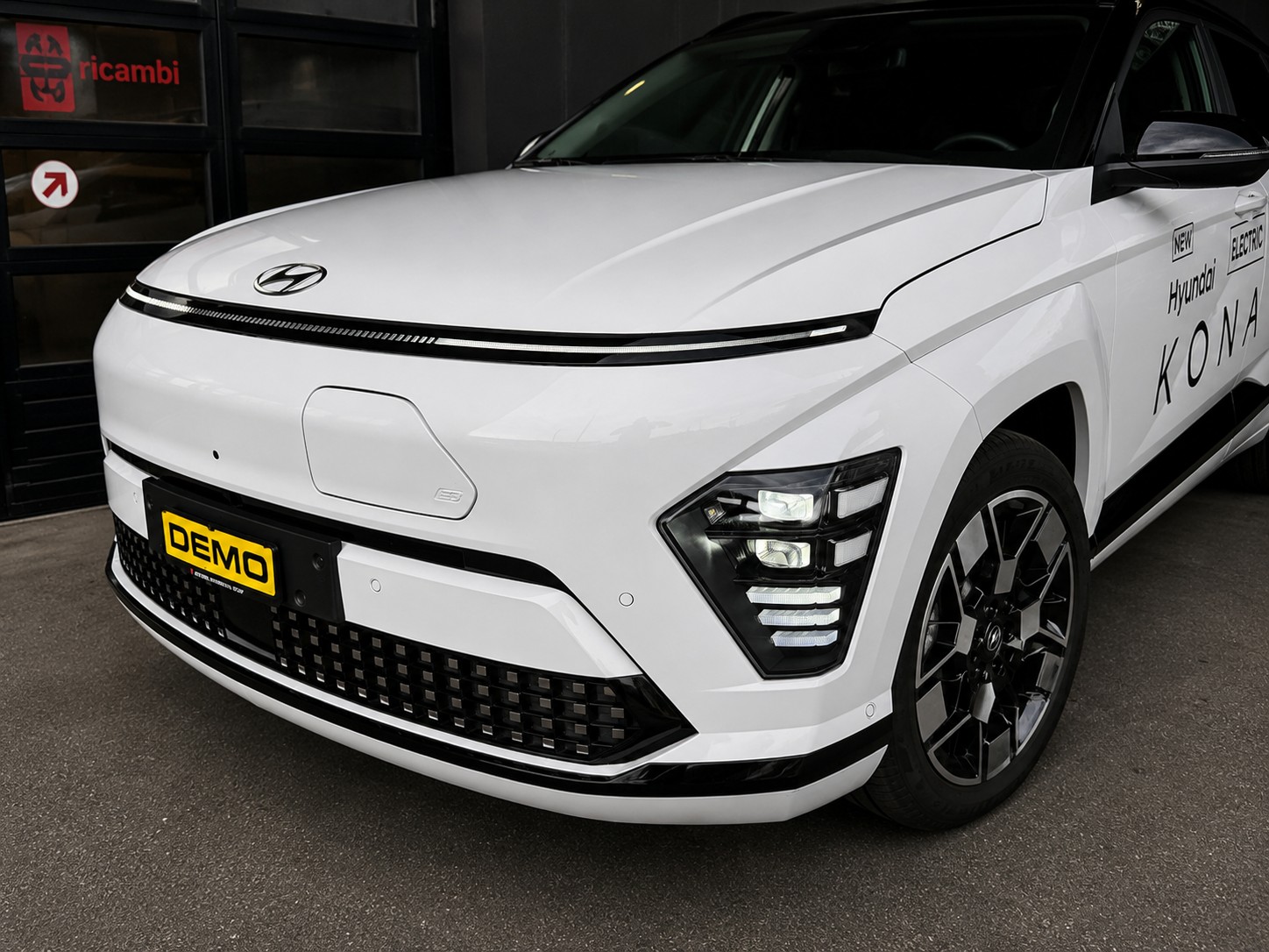 HYUNDAI Kona DEMO EV 65.4 kWh Vertex-image-4