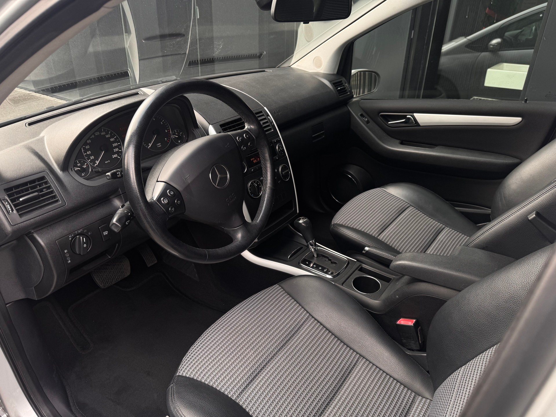 MERCEDES-BENZ A 200 Avantgarde-image-12