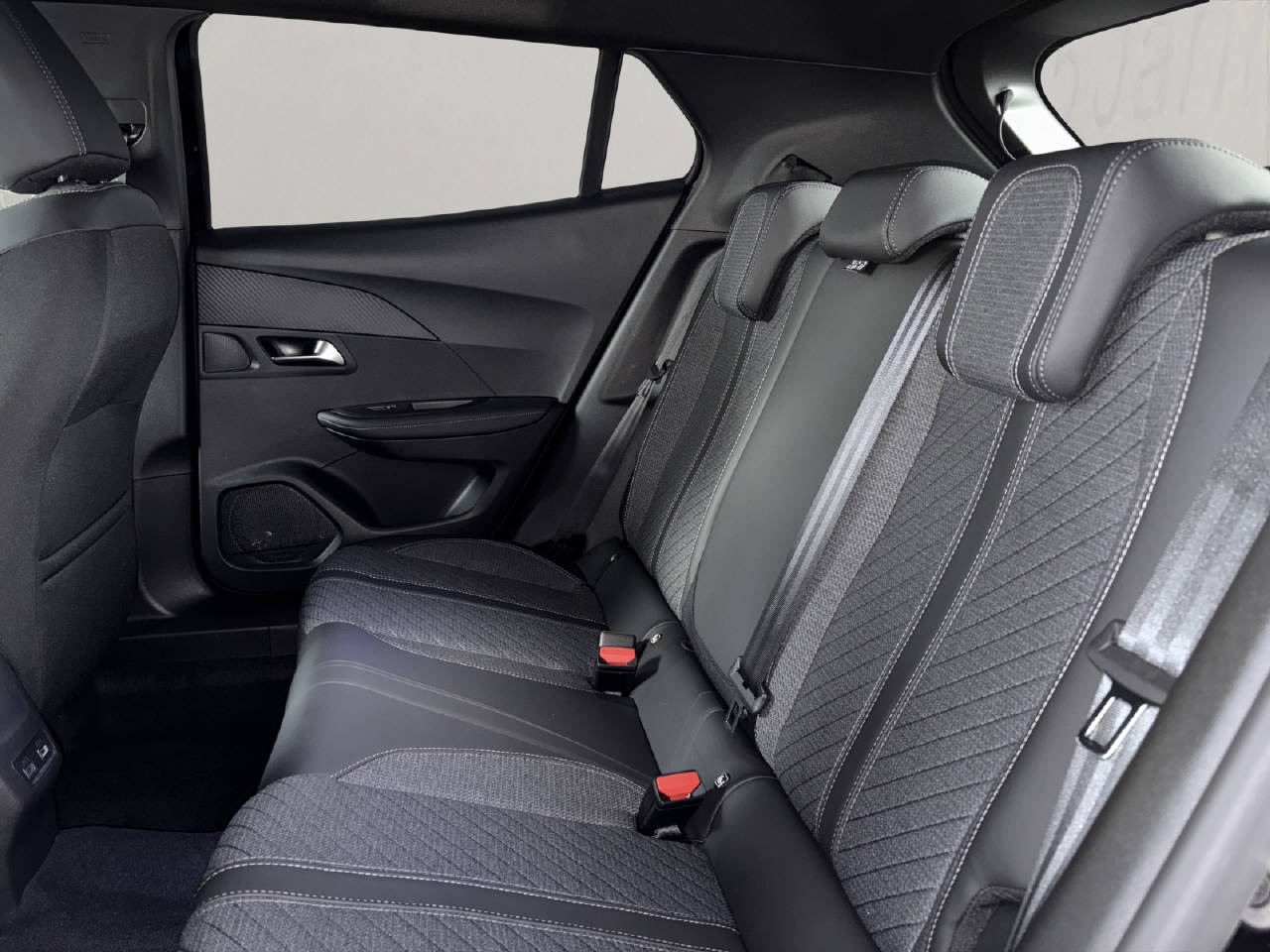 PEUGEOT 2008 1.2 Hybrid Allure Premium-image-6