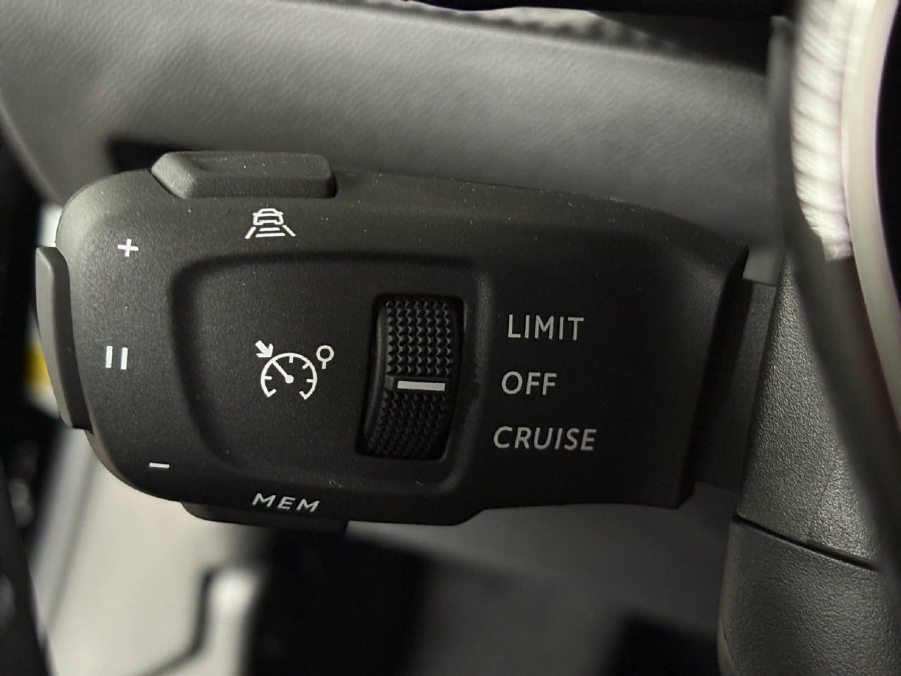 PEUGEOT 2008 1.2 Hybrid Allure Premium-image-13
