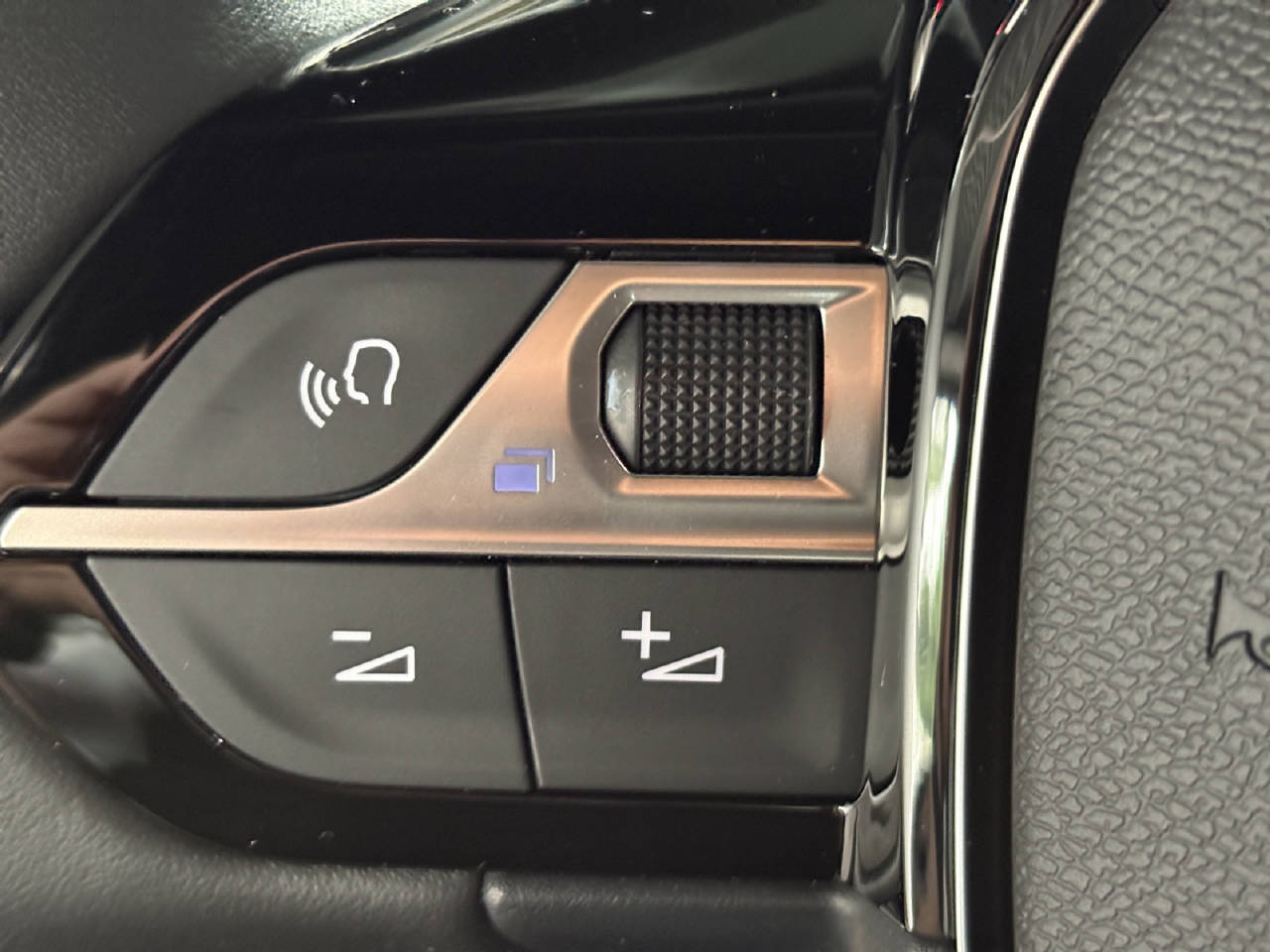 PEUGEOT 2008 1.2 Hybrid Allure Premium-image-14