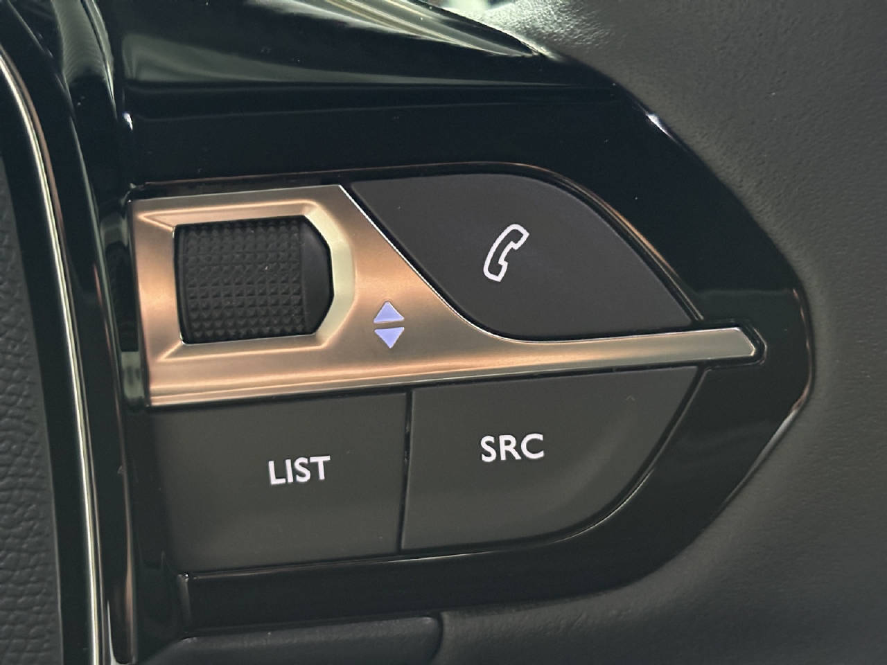 PEUGEOT 2008 1.2 Hybrid Allure Premium-image-15