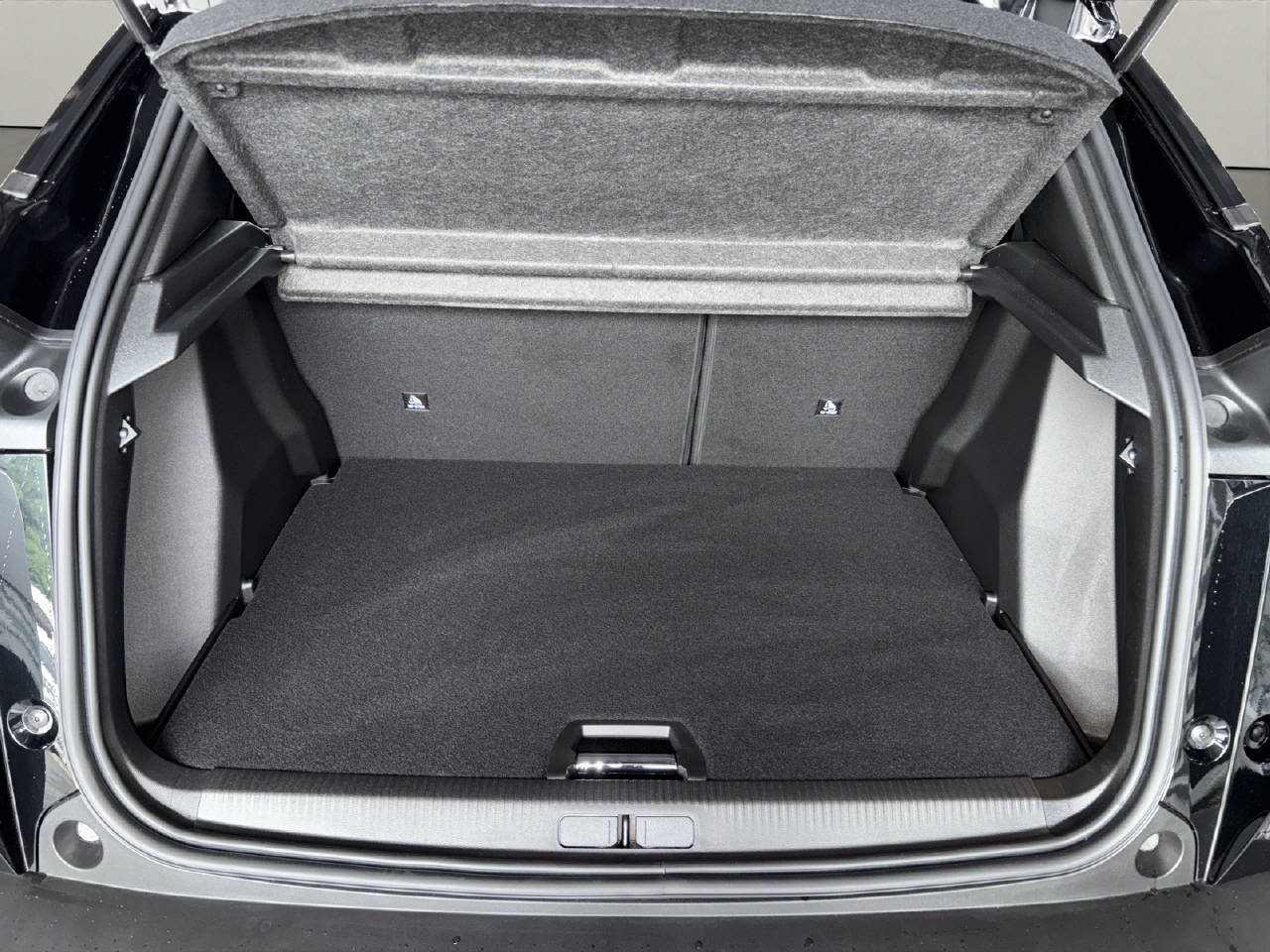PEUGEOT 2008 1.2 Hybrid Allure Premium-image-3