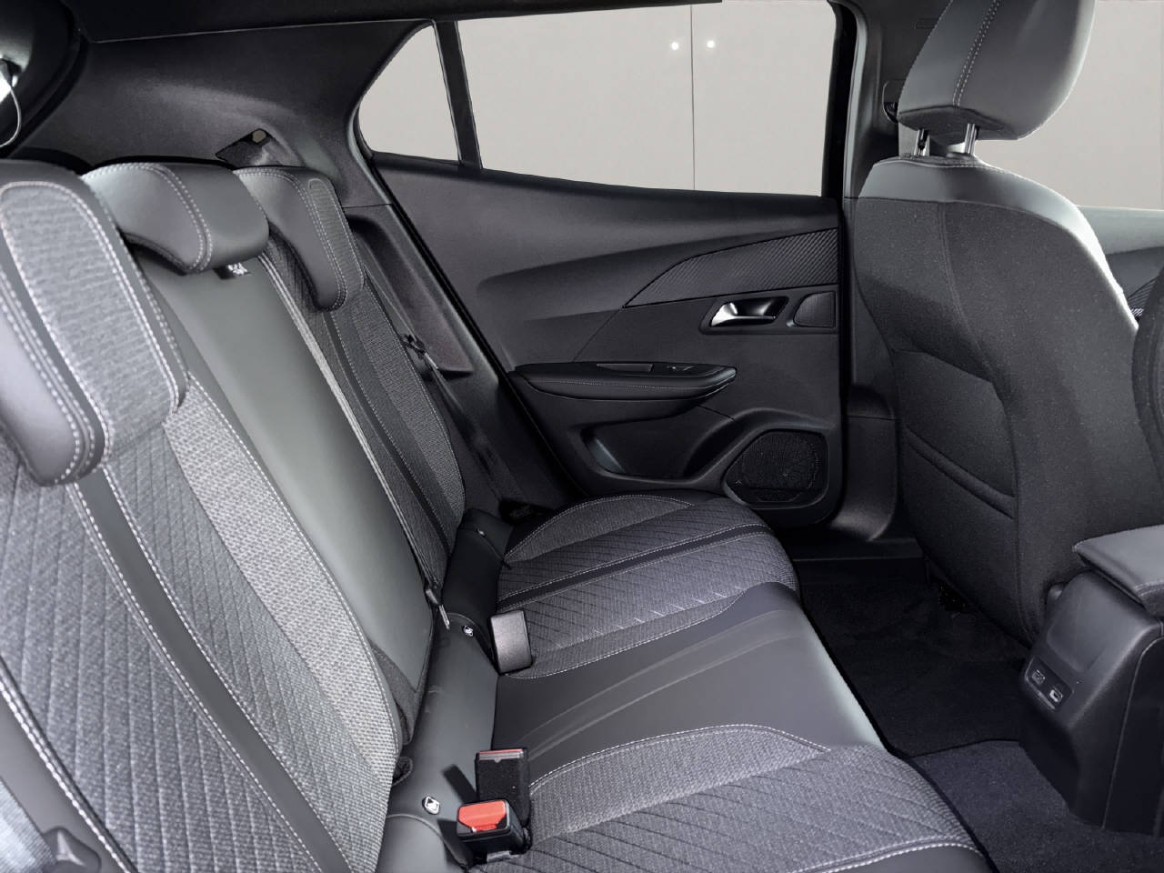 PEUGEOT 2008 1.2 Hybrid Allure Premium-image-7