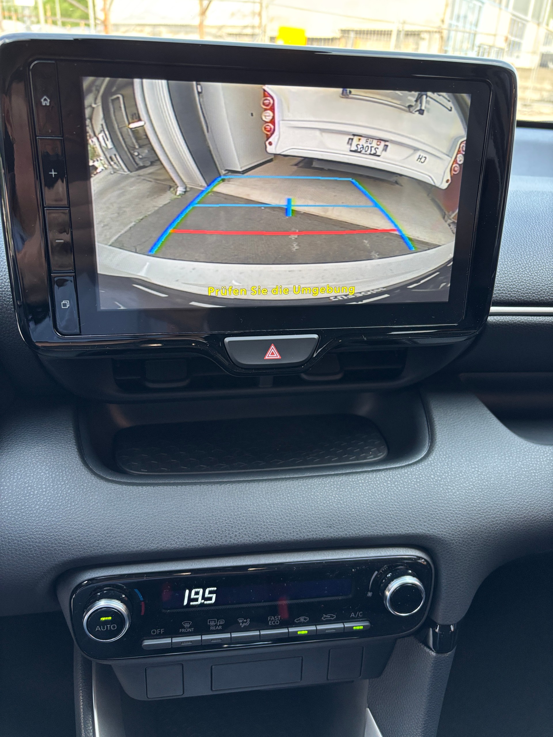 TOYOTA Yaris 1.5 Comfort e-CVT-image-12