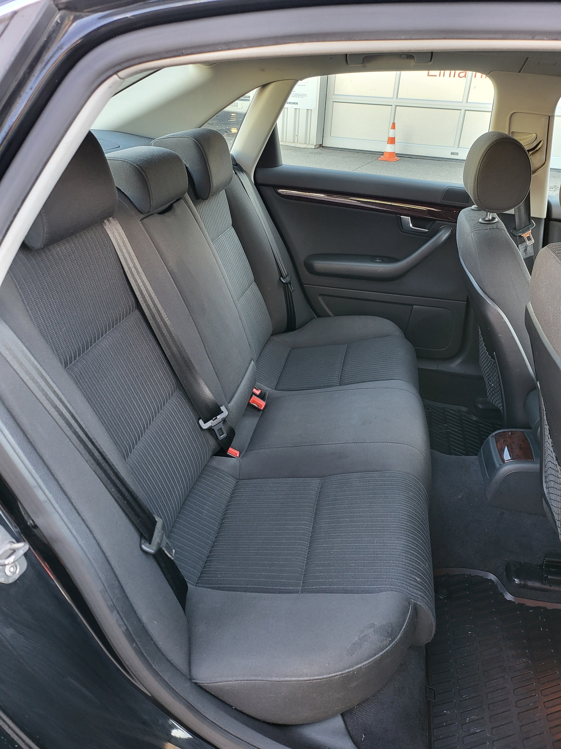 AUDI A4 Limousine 2.0 Turbo FSI quattro-image-9