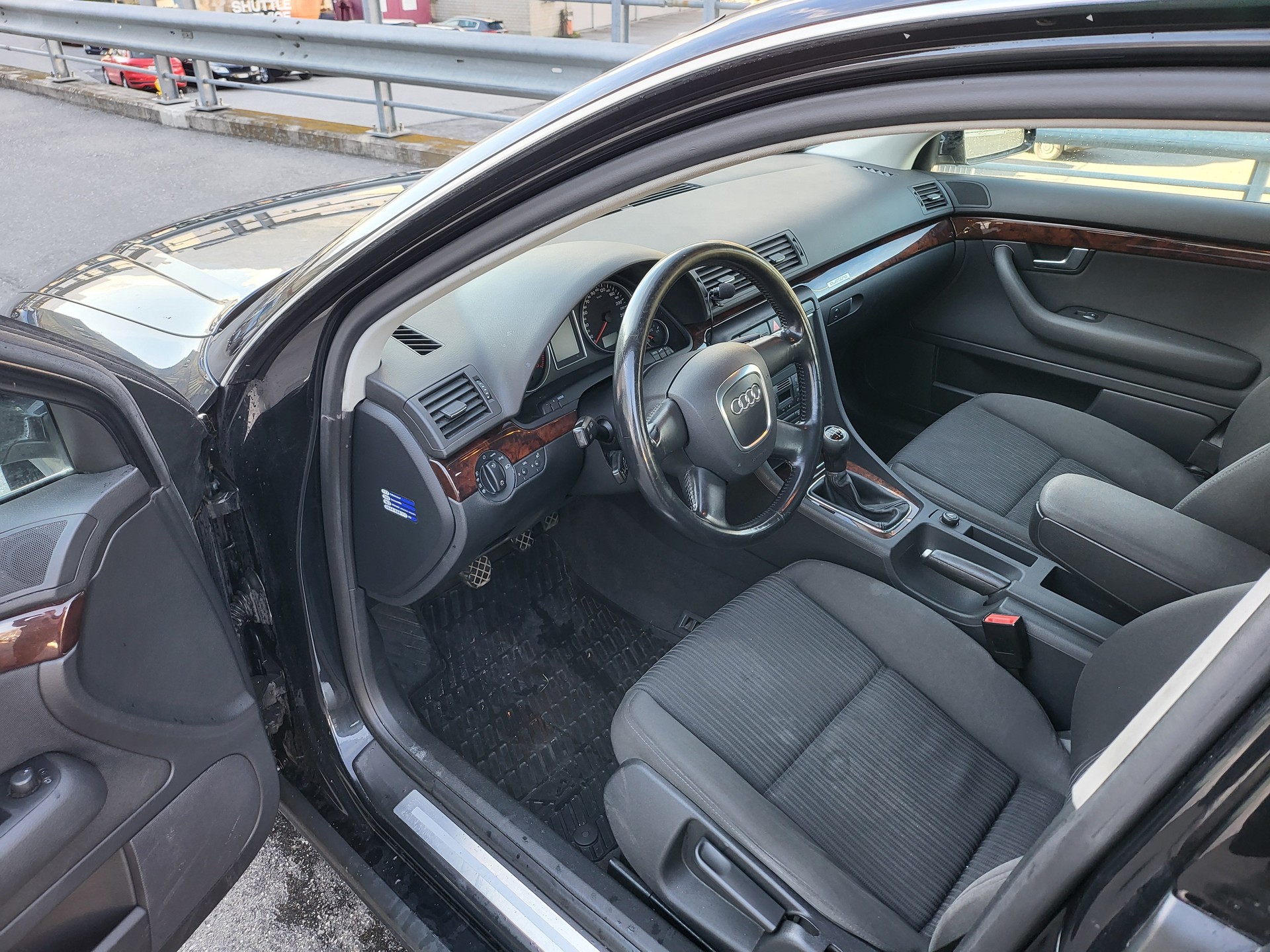AUDI A4 Limousine 2.0 Turbo FSI quattro-image-7