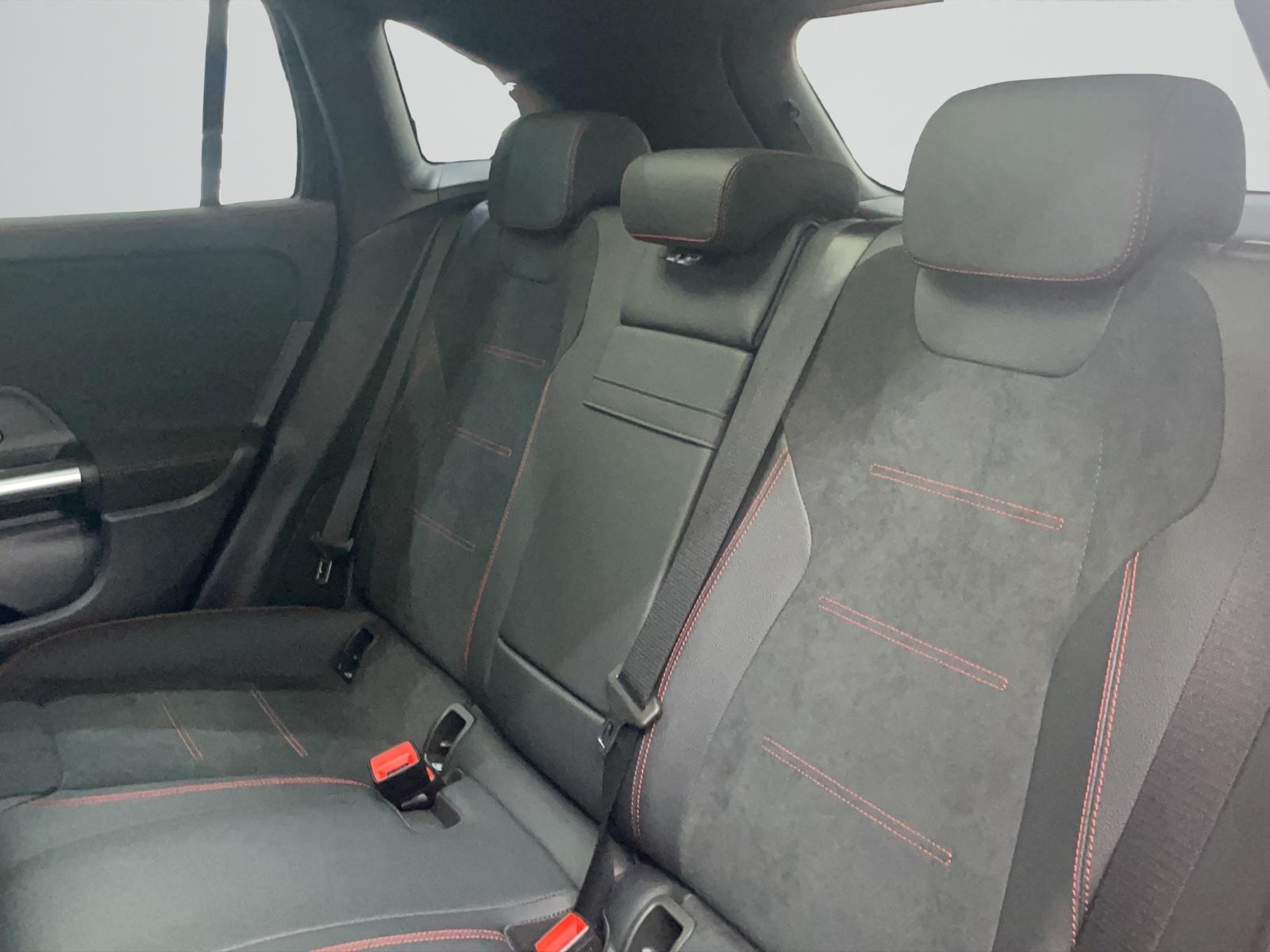 MERCEDES-BENZ EQA 300 4MATIC AMG Line-image-8