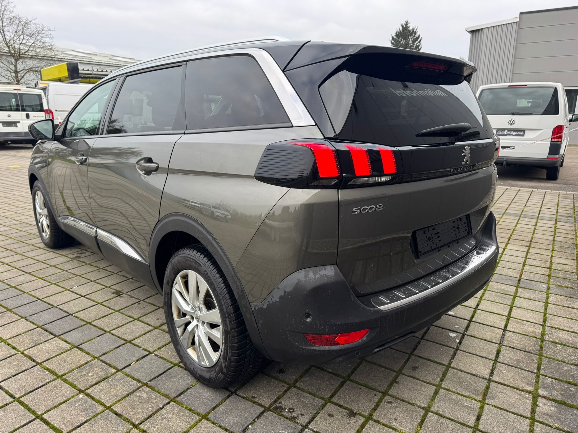 PEUGEOT 5008 1.2 Pure Tech Allure-image-6