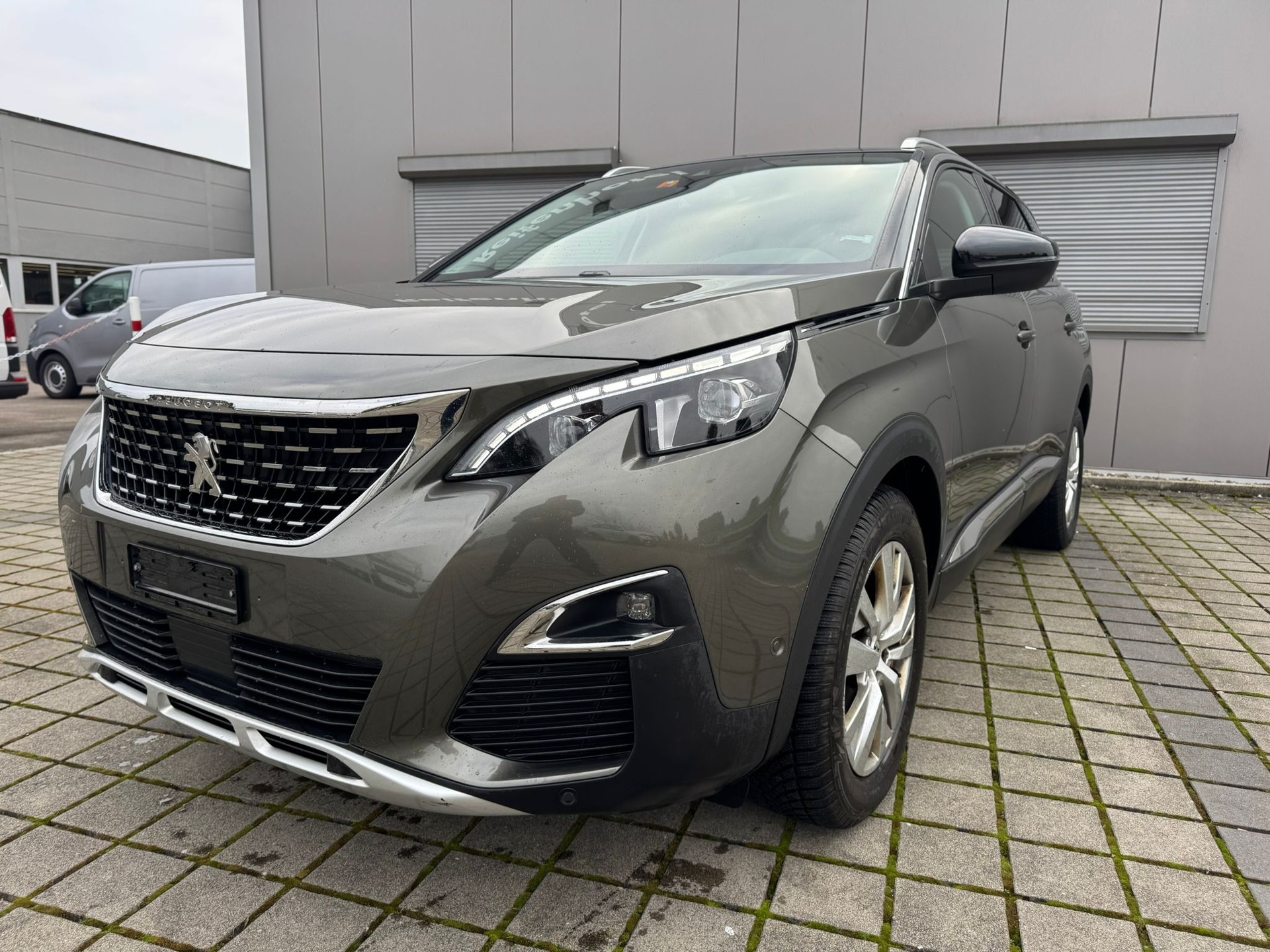PEUGEOT 5008 1.2 Pure Tech Allure-image-1