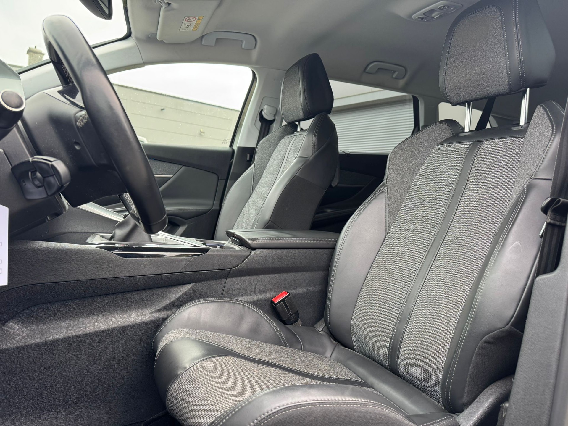 PEUGEOT 5008 1.2 Pure Tech Allure-image-12