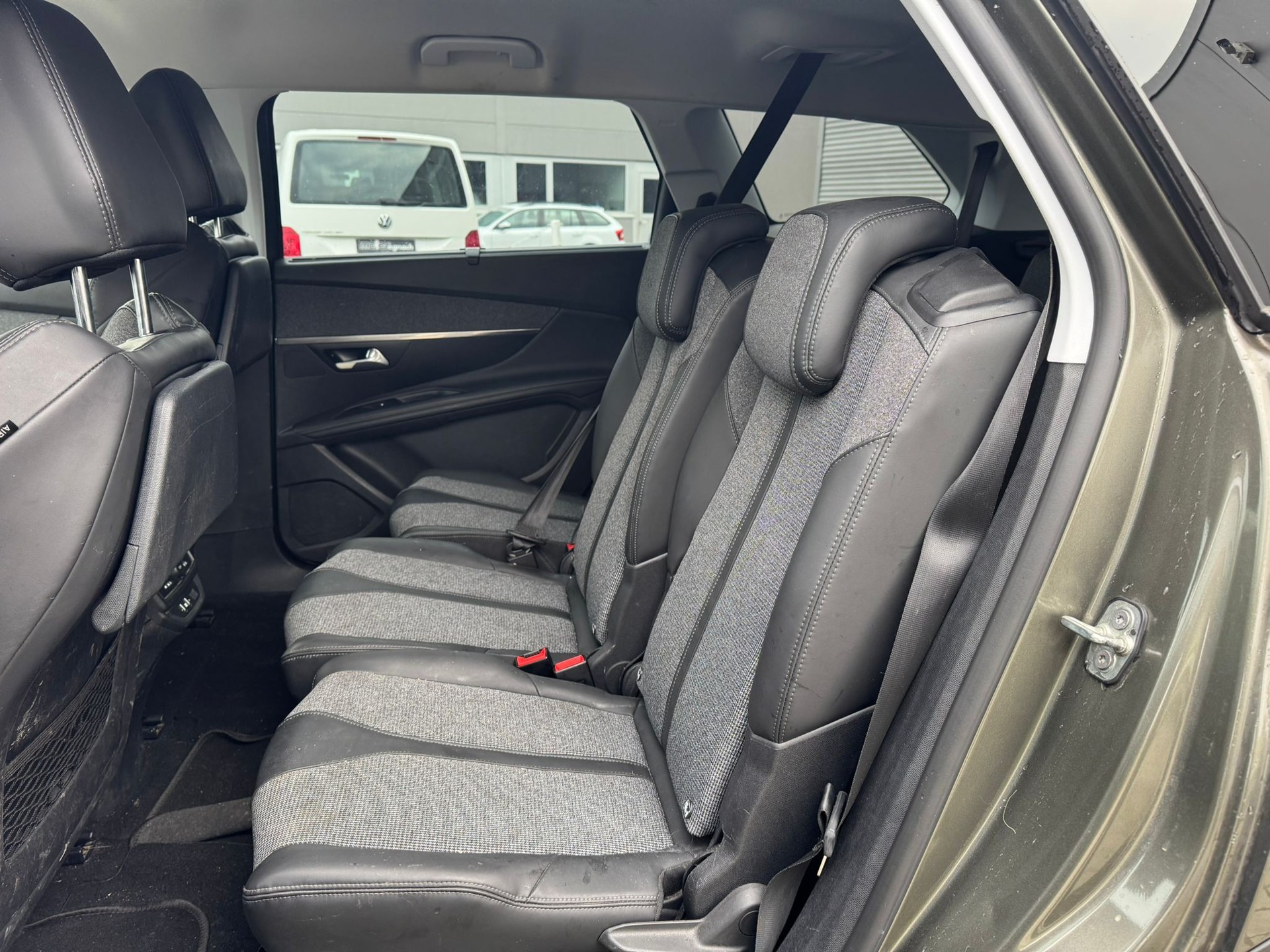 PEUGEOT 5008 1.2 Pure Tech Allure-image-8