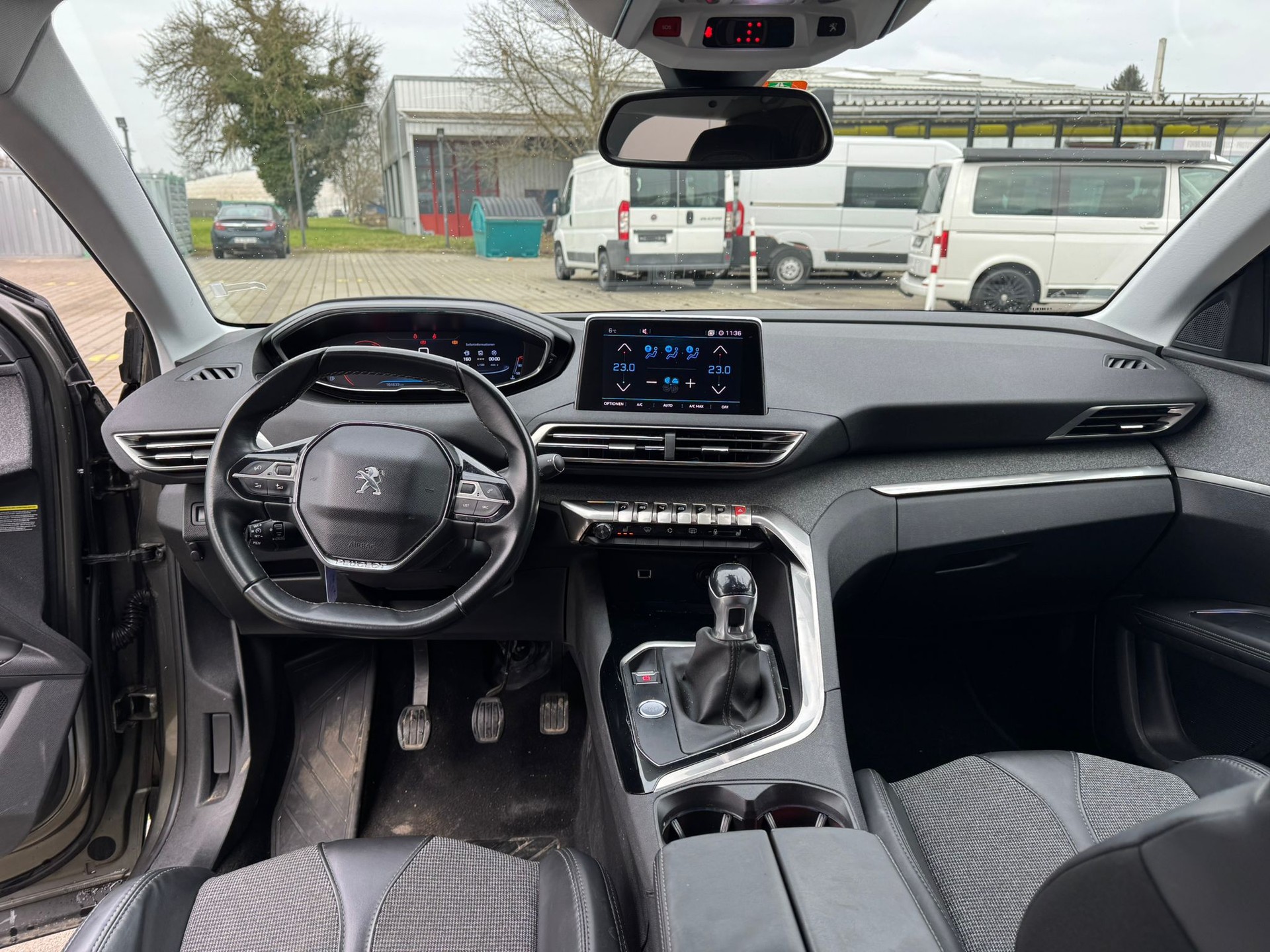 PEUGEOT 5008 1.2 Pure Tech Allure-image-14