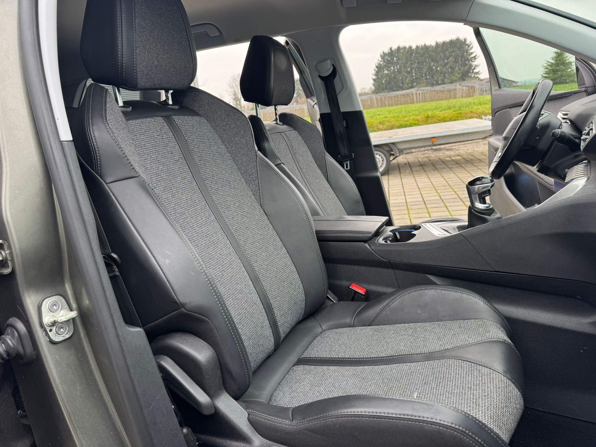 PEUGEOT 5008 1.2 Pure Tech Allure-image-10