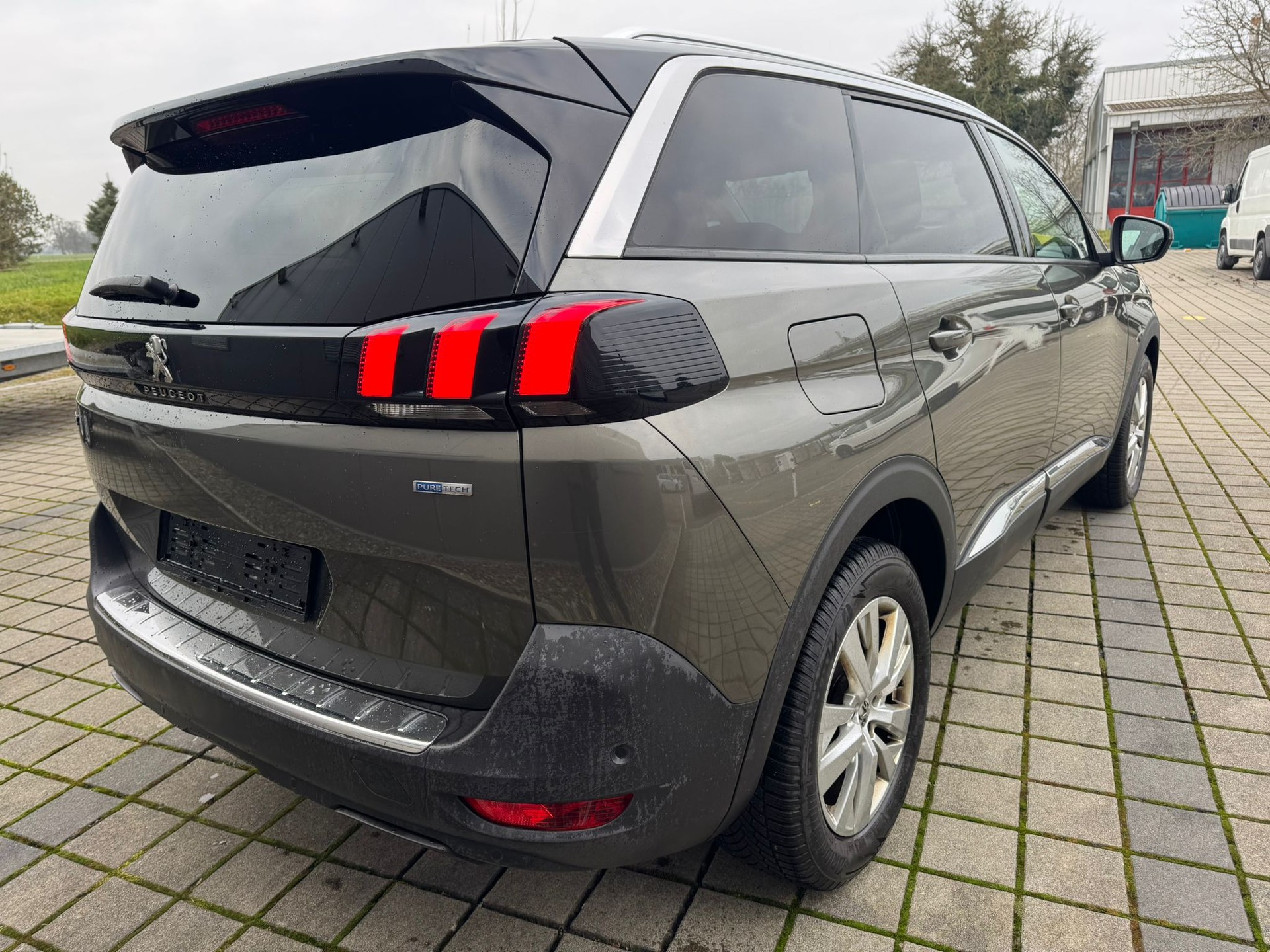 PEUGEOT 5008 1.2 Pure Tech Allure-image-5