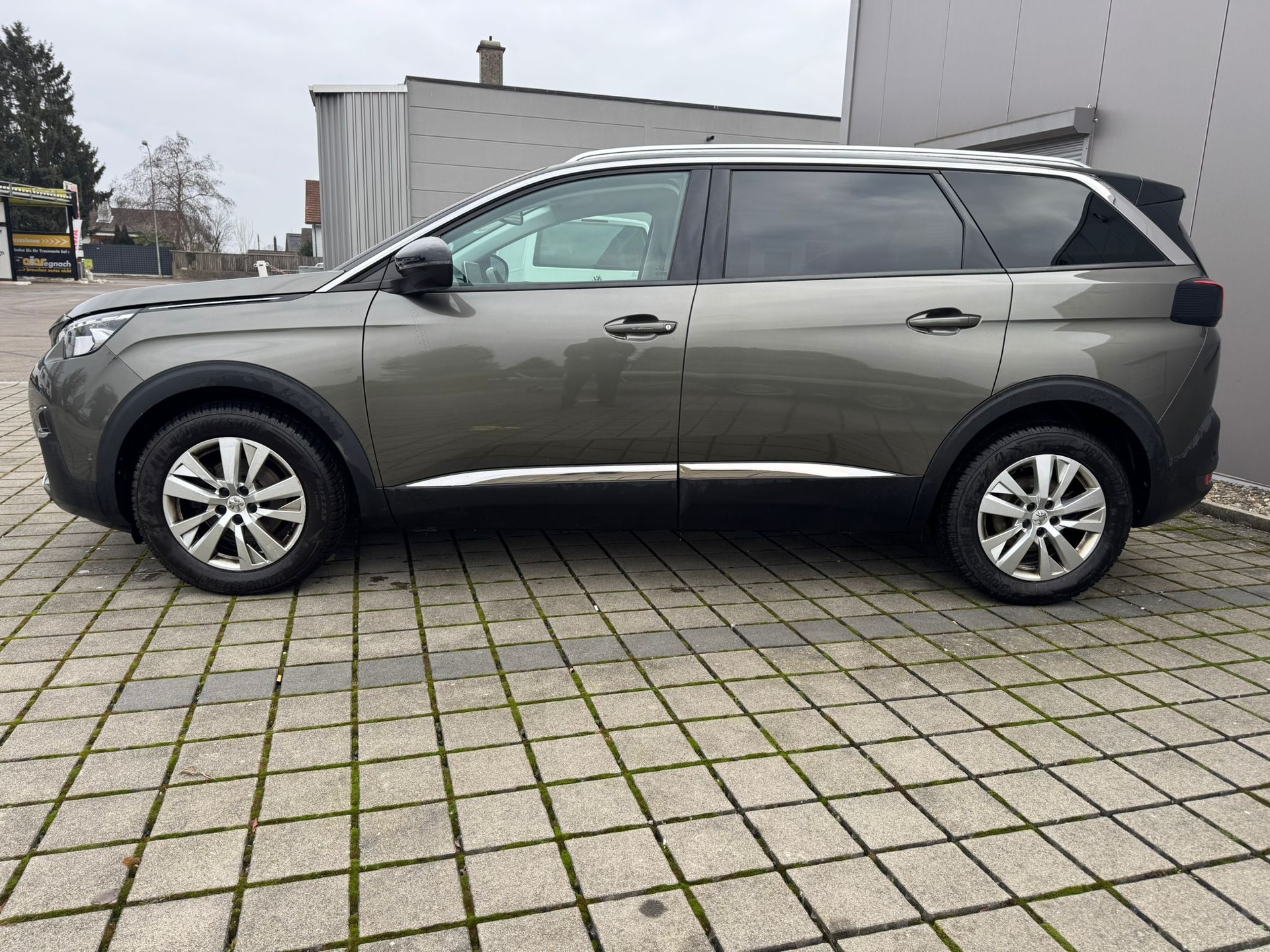 PEUGEOT 5008 1.2 Pure Tech Allure-image-3