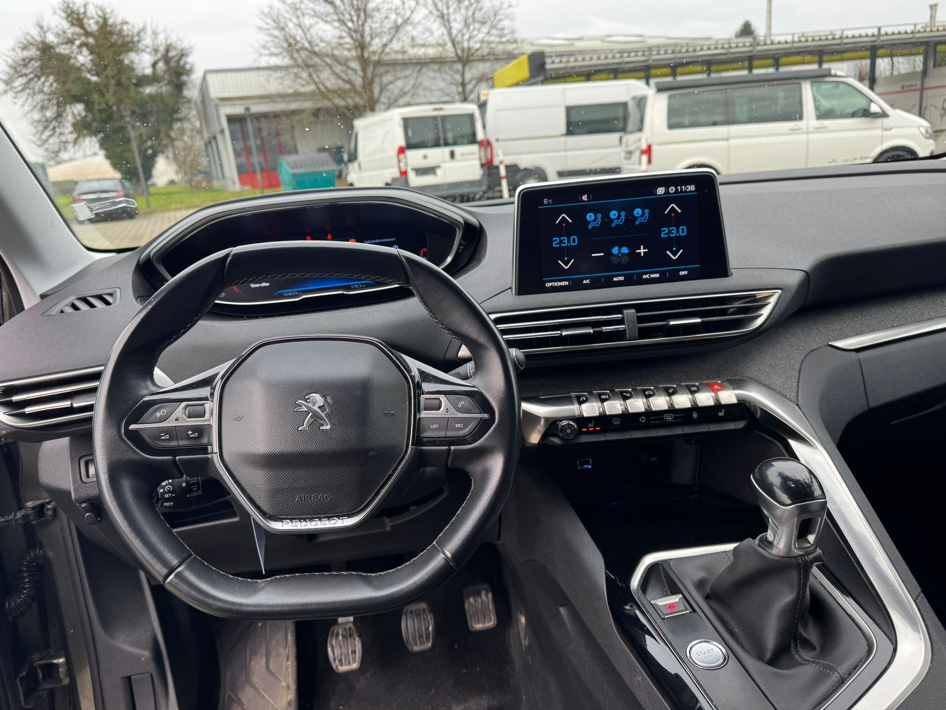 PEUGEOT 5008 1.2 Pure Tech Allure-image-13