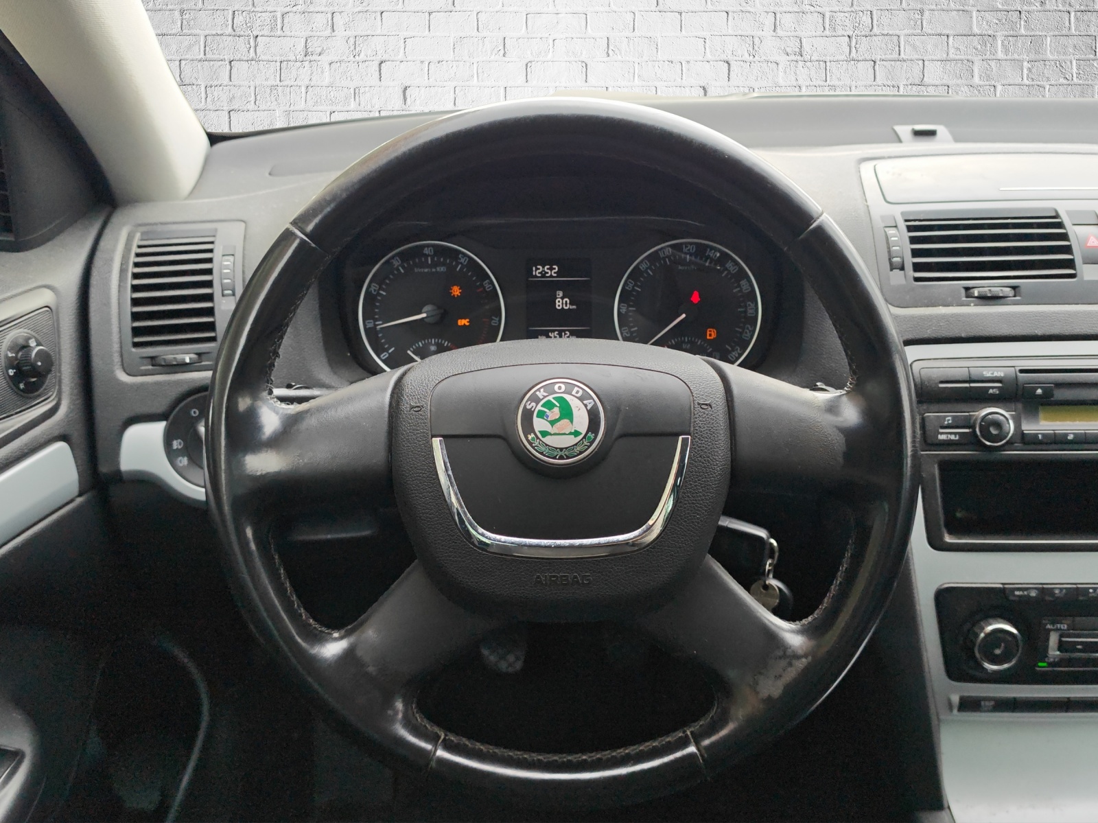 SKODA Octavia Combi 1.8 TSI 50Years 4x4-image-12