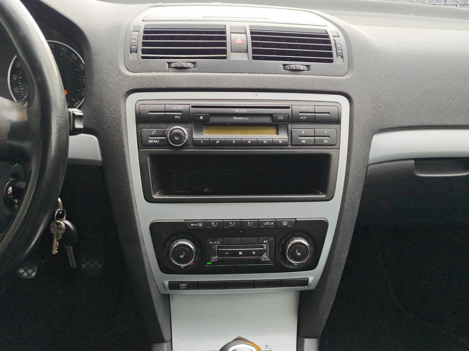SKODA Octavia Combi 1.8 TSI 50Years 4x4-image-13