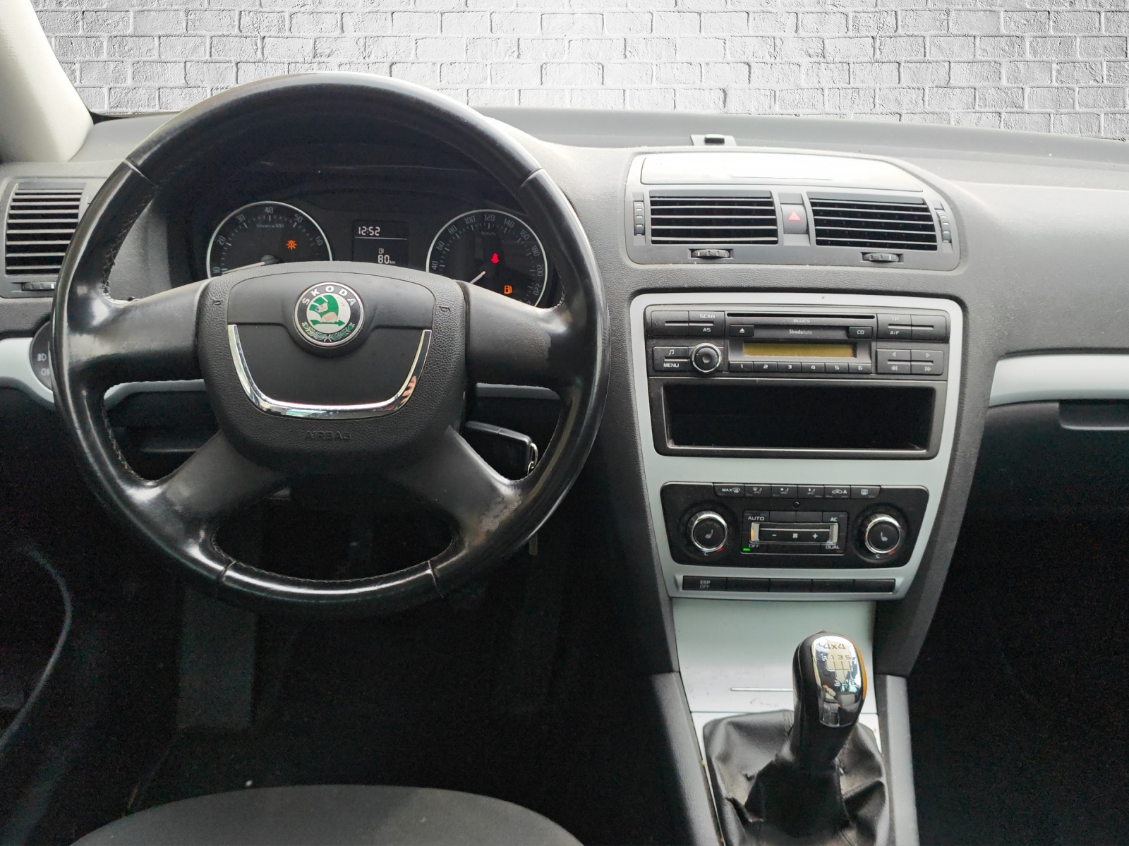 SKODA Octavia Combi 1.8 TSI 50Years 4x4-image-11