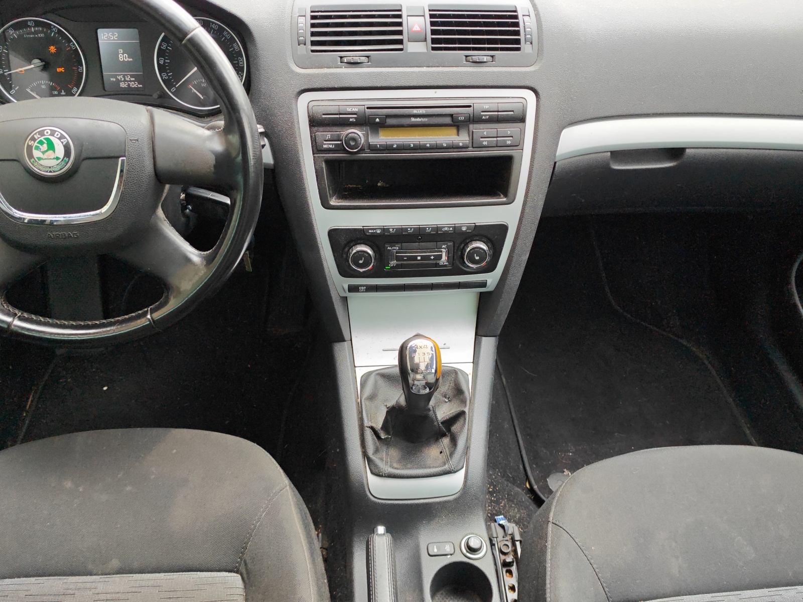 SKODA Octavia Combi 1.8 TSI 50Years 4x4-image-14
