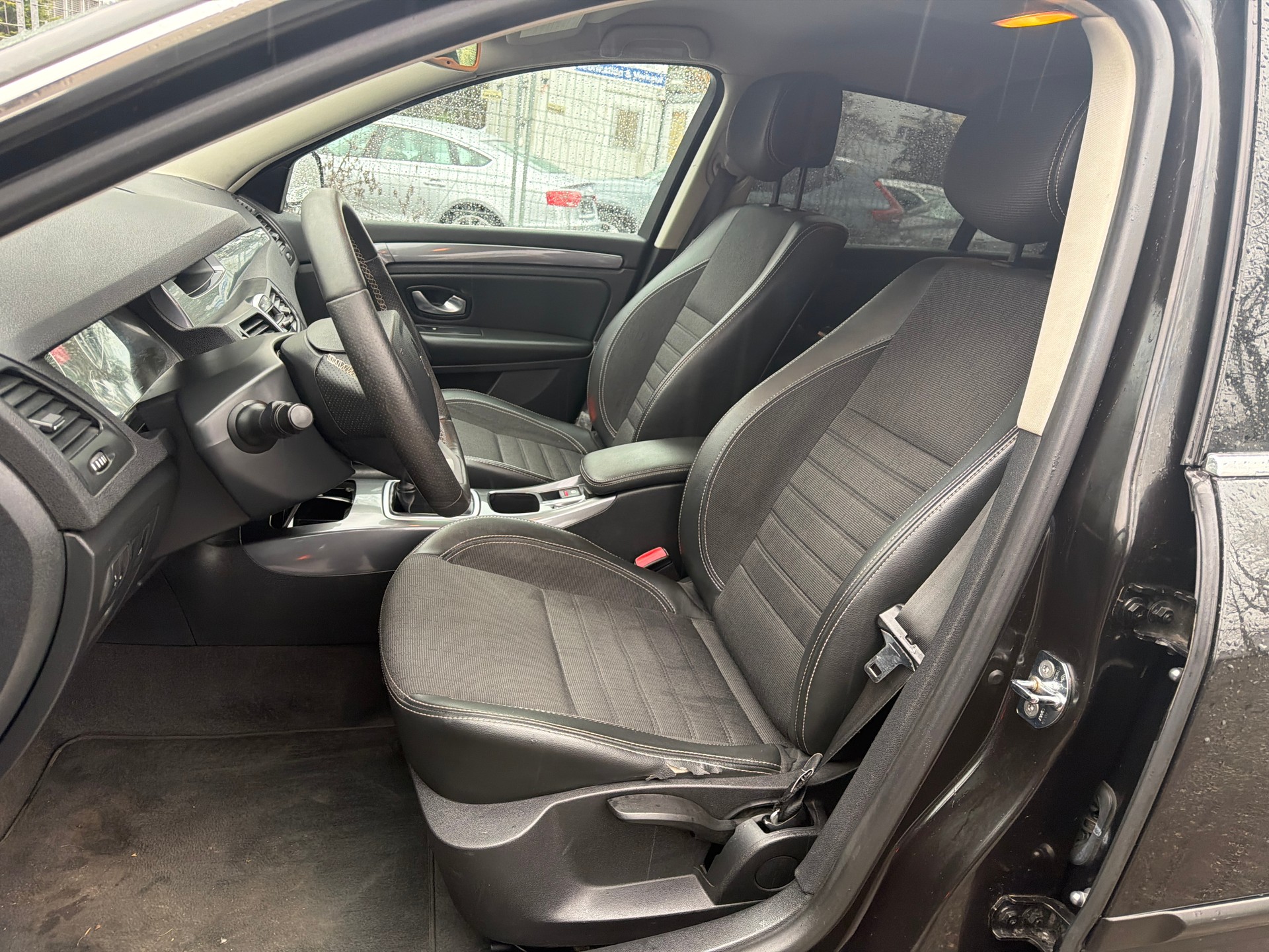 RENAULT Laguna Grandtour 2.0 dCi Expression * Teil-Leder * Klima-auto * Tempomat * PDC H *-image-2