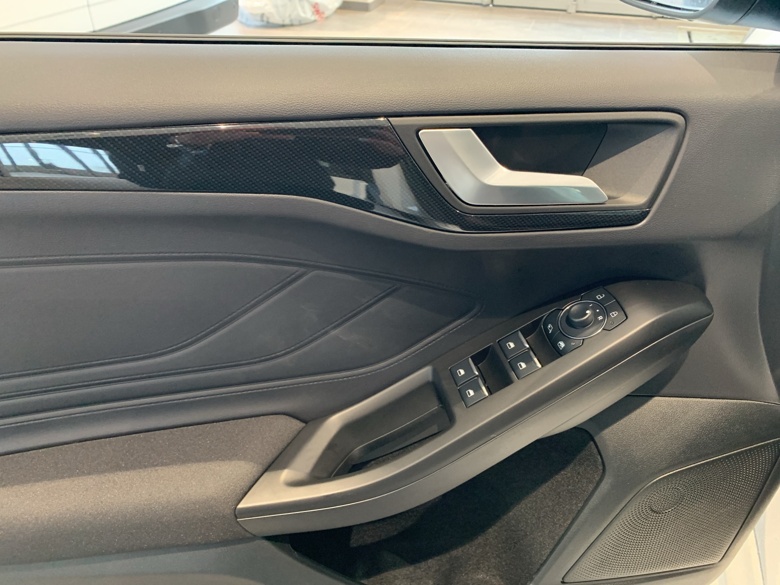 FORD Focus SW 1.0i EcoB Hybrid 155 ST-Line-image-7