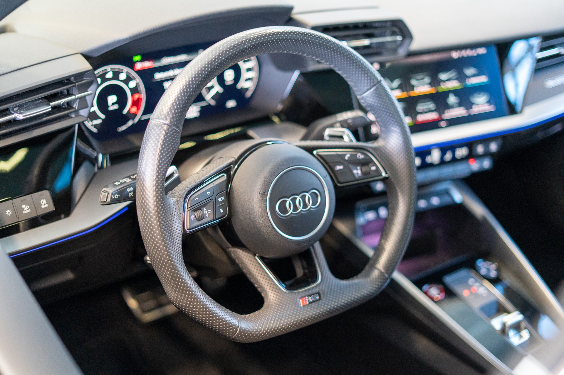 AUDI RS3 Sportback 2.5 TFSI quattro S-Tronic / Panorama / Rückfahrkamera-image-12
