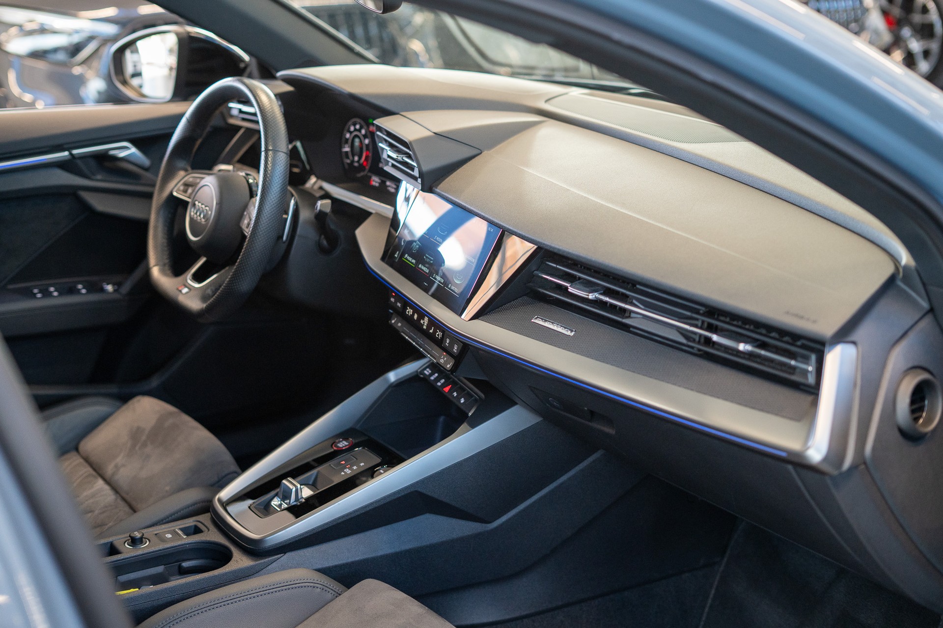 AUDI RS3 Sportback 2.5 TFSI quattro S-Tronic / Panorama / Rückfahrkamera-image-16