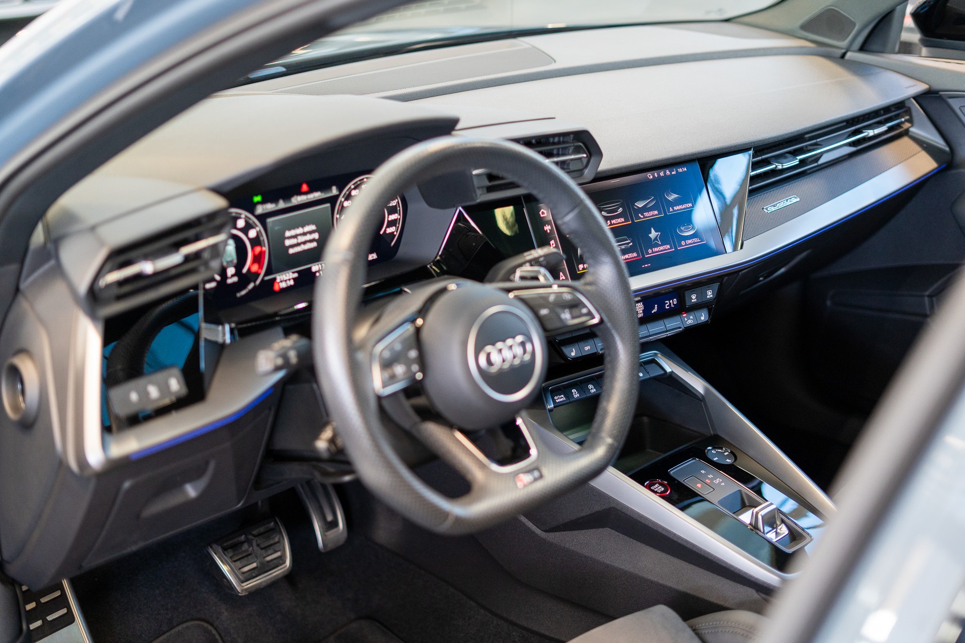 AUDI RS3 Sportback 2.5 TFSI quattro S-Tronic / Panorama / Rückfahrkamera-image-11