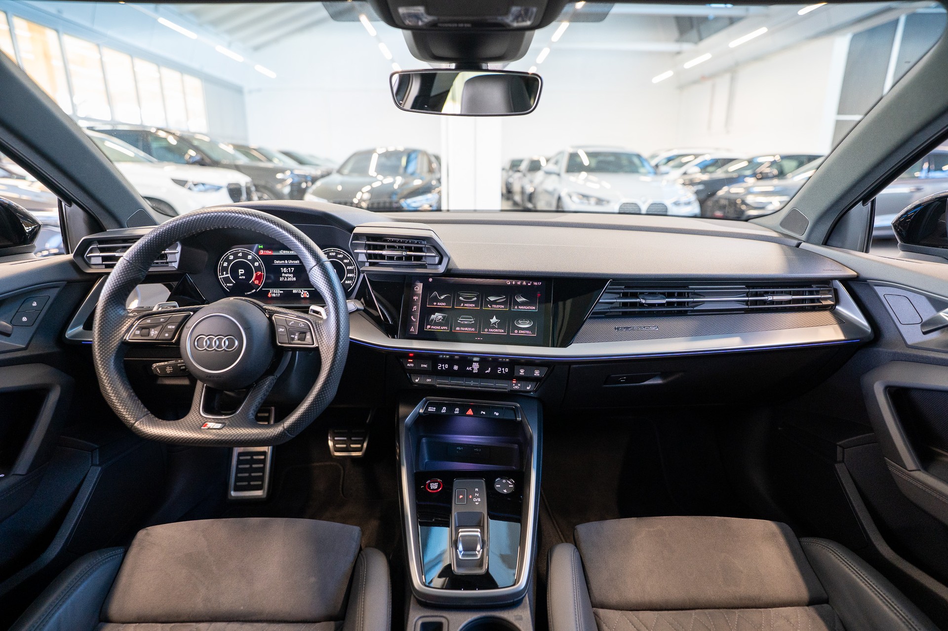 AUDI RS3 Sportback 2.5 TFSI quattro S-Tronic / Panorama / Rückfahrkamera-image-17