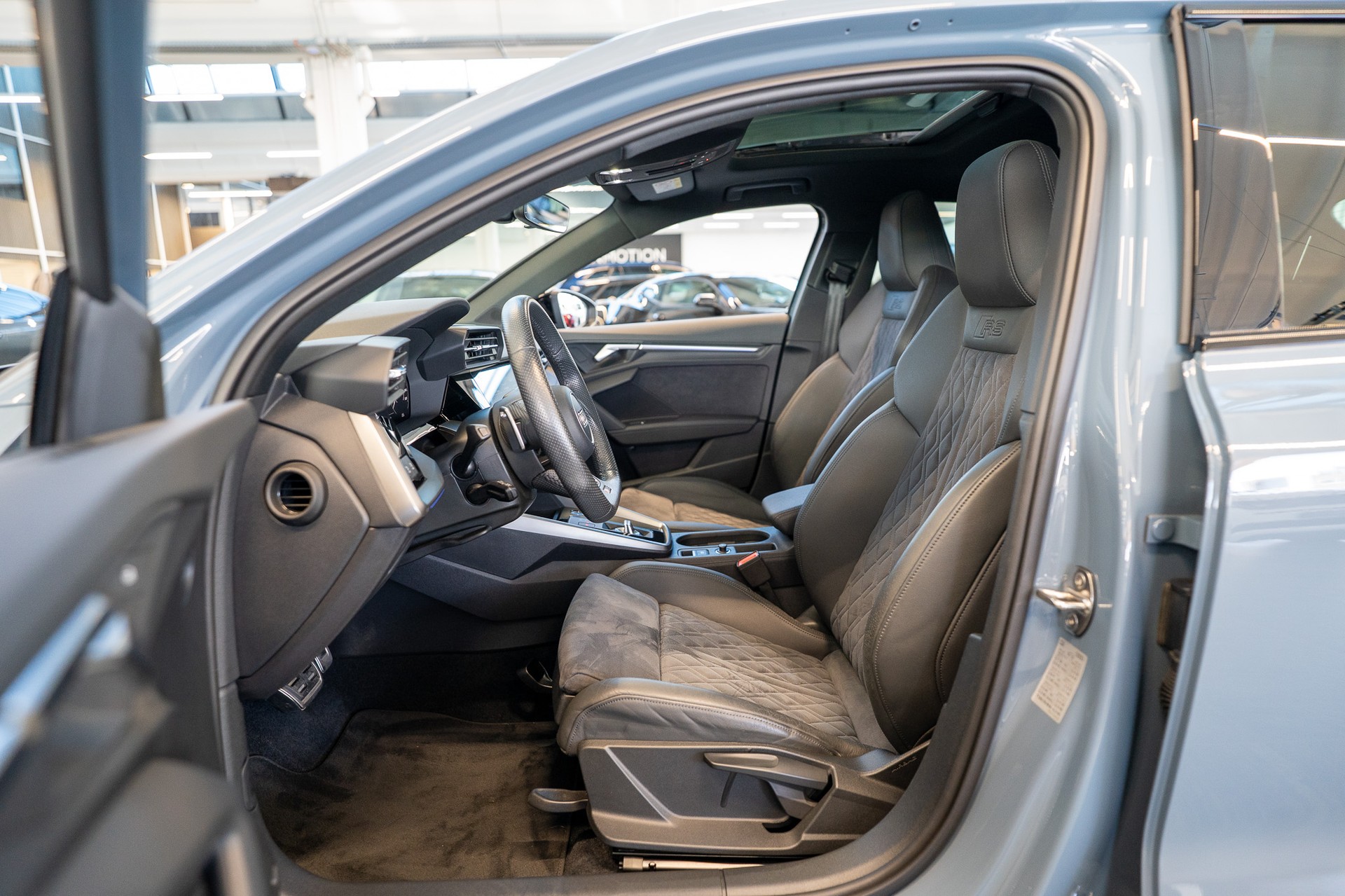 AUDI RS3 Sportback 2.5 TFSI quattro S-Tronic / Panorama / Rückfahrkamera-image-8