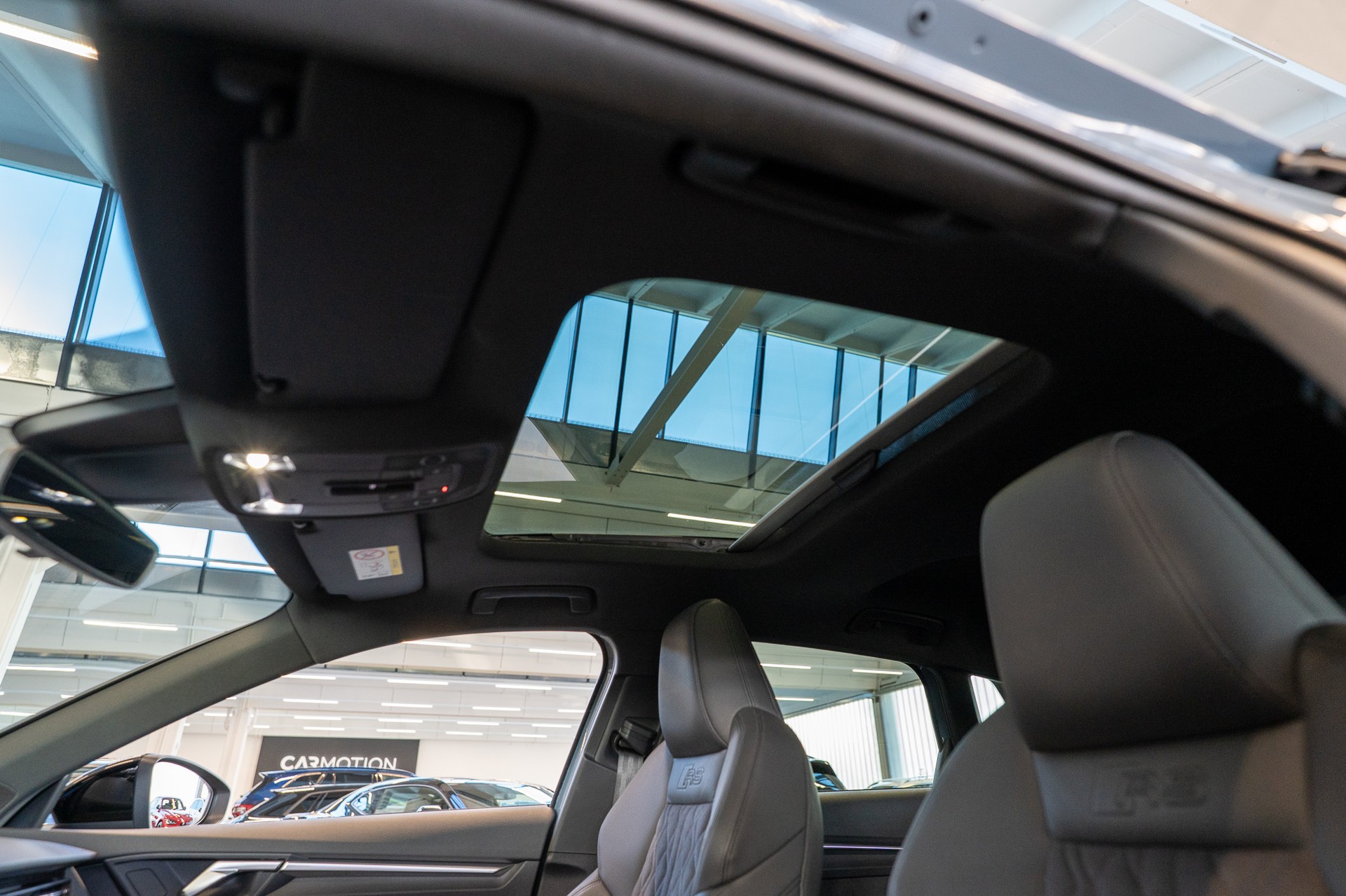 AUDI RS3 Sportback 2.5 TFSI quattro S-Tronic / Panorama / Rückfahrkamera-image-9