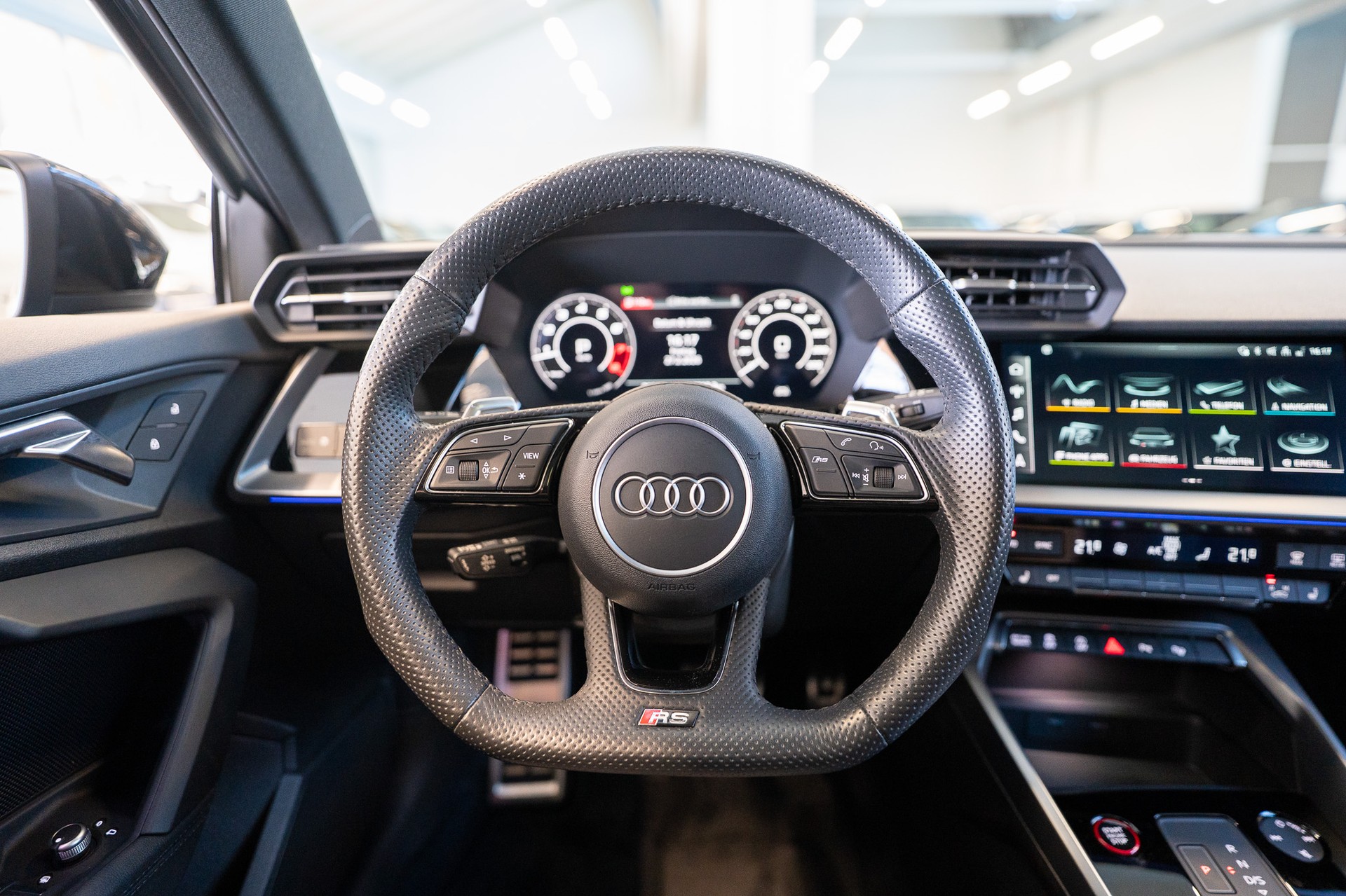 AUDI RS3 Sportback 2.5 TFSI quattro S-Tronic / Panorama / Rückfahrkamera-image-18