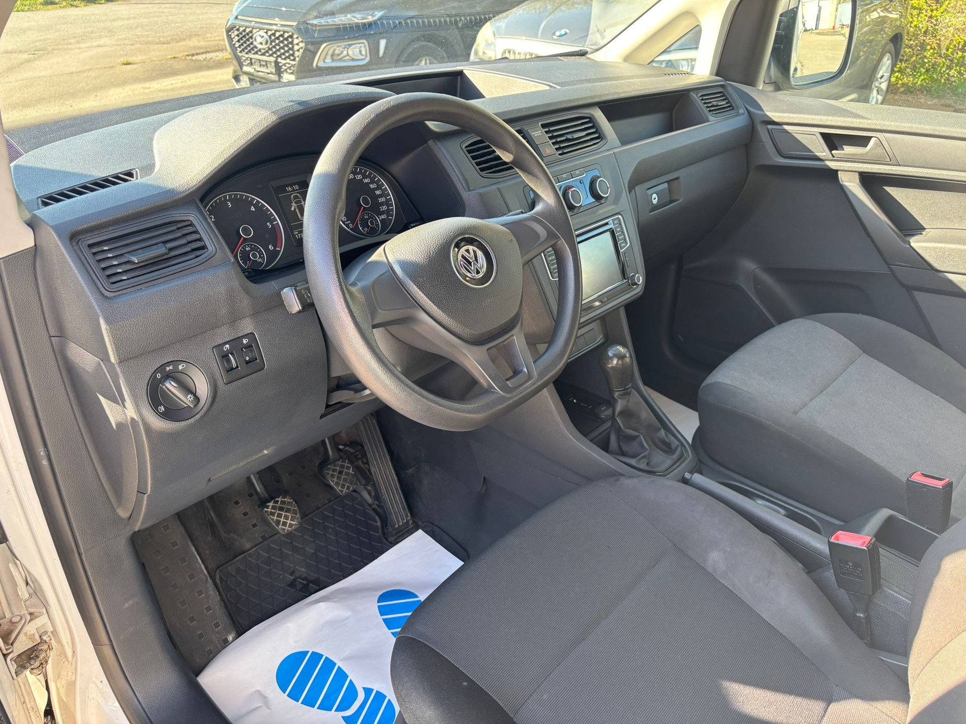 VW Caddy Maxi 2.0TDI BlueMotion Technology-image-9