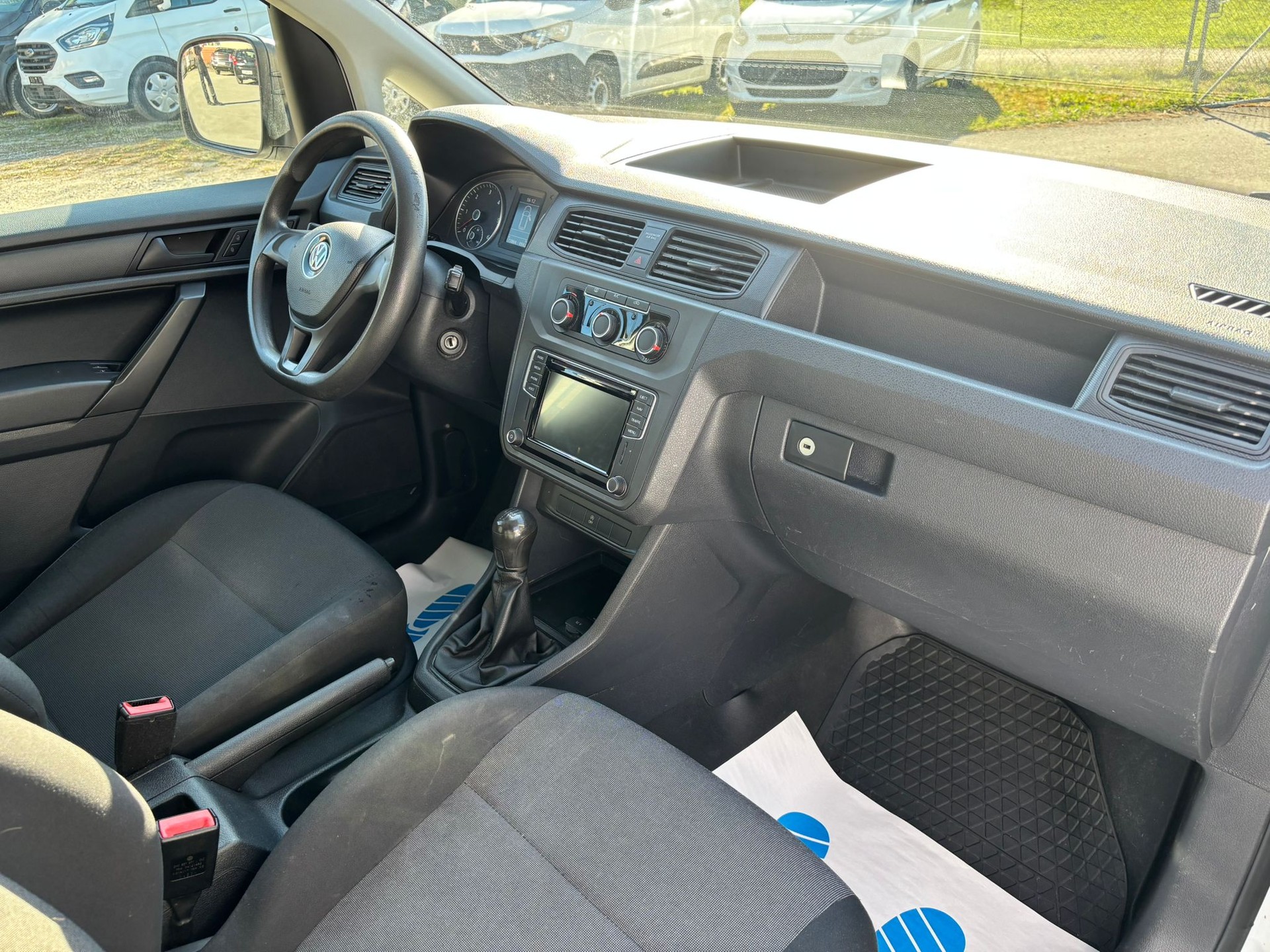 VW Caddy Maxi 2.0TDI BlueMotion Technology-image-10