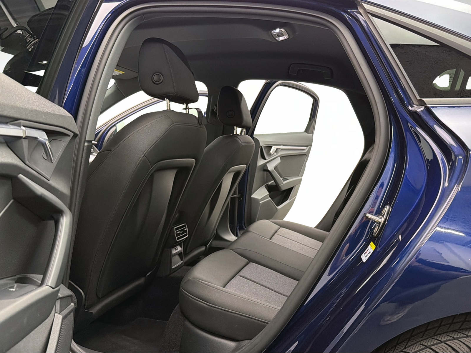 AUDI A3 2.0 TDI Navarra Blue Metallic Limousine-image-7