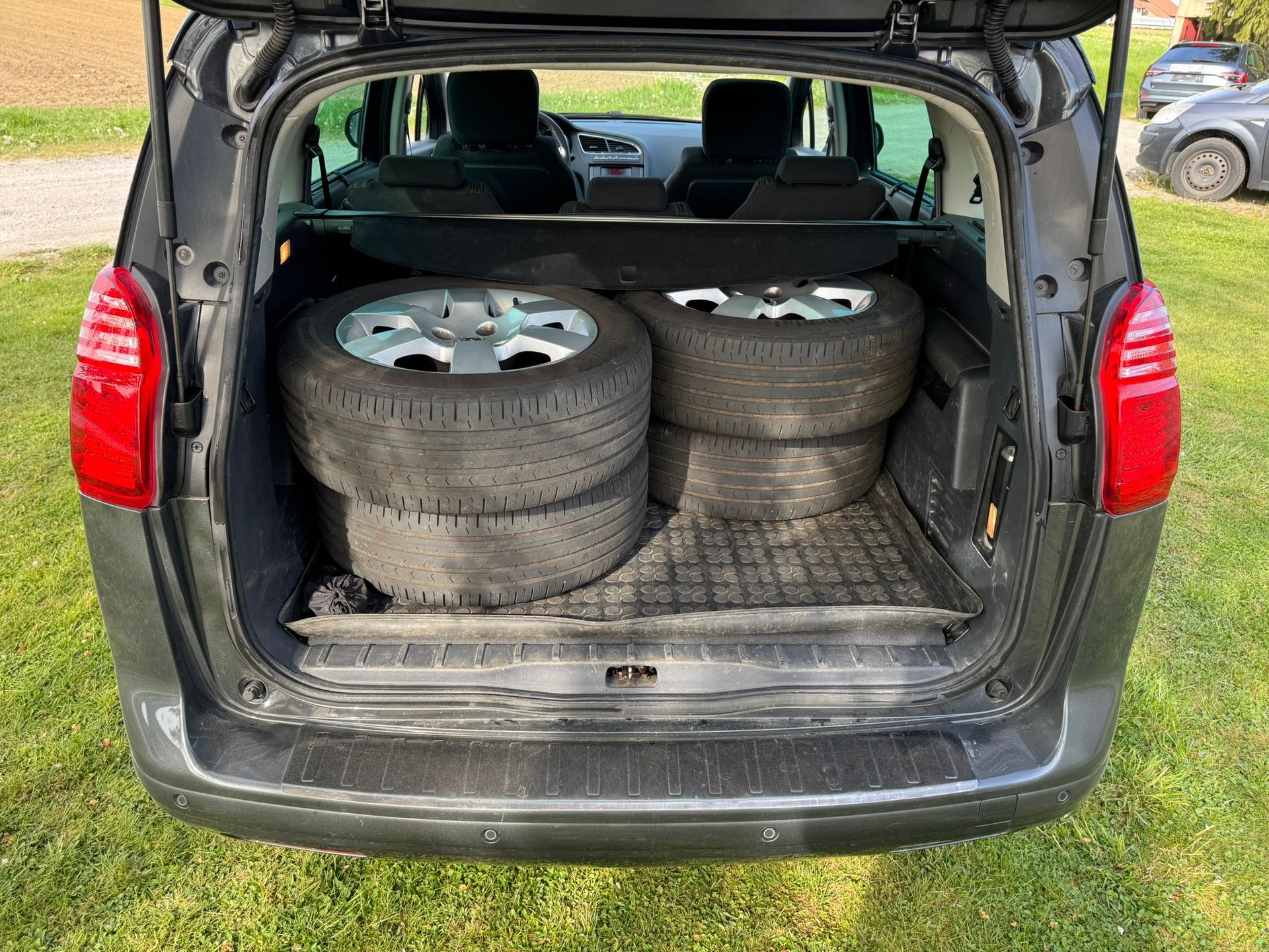 PEUGEOT 5008 1.6 16V T Allure-image-7