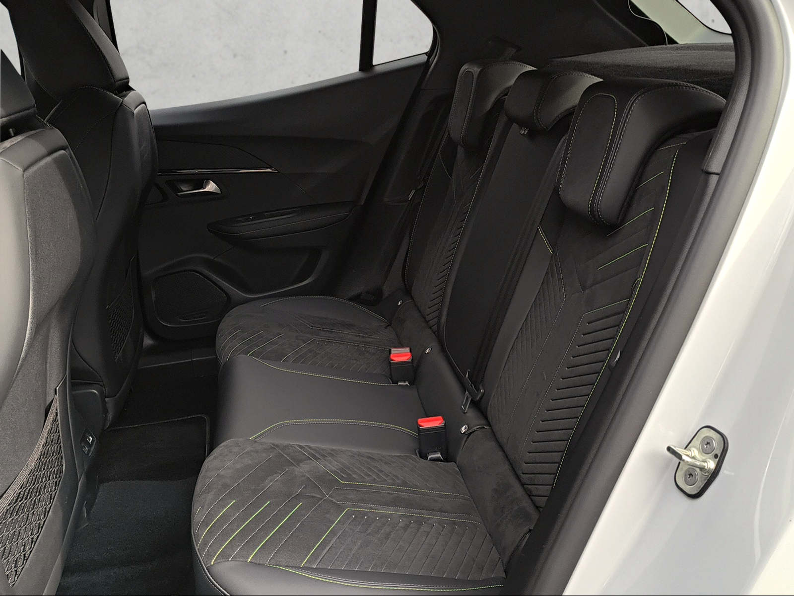 PEUGEOT 2008 1.2 PureTech 130 GT-image-8