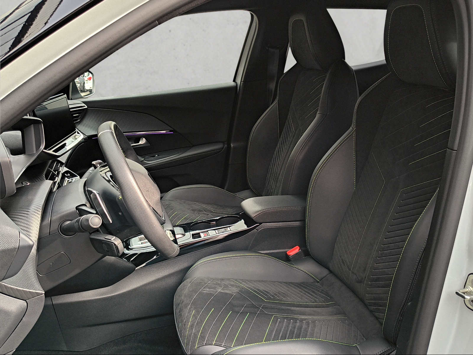 PEUGEOT 2008 1.2 PureTech 130 GT-image-9