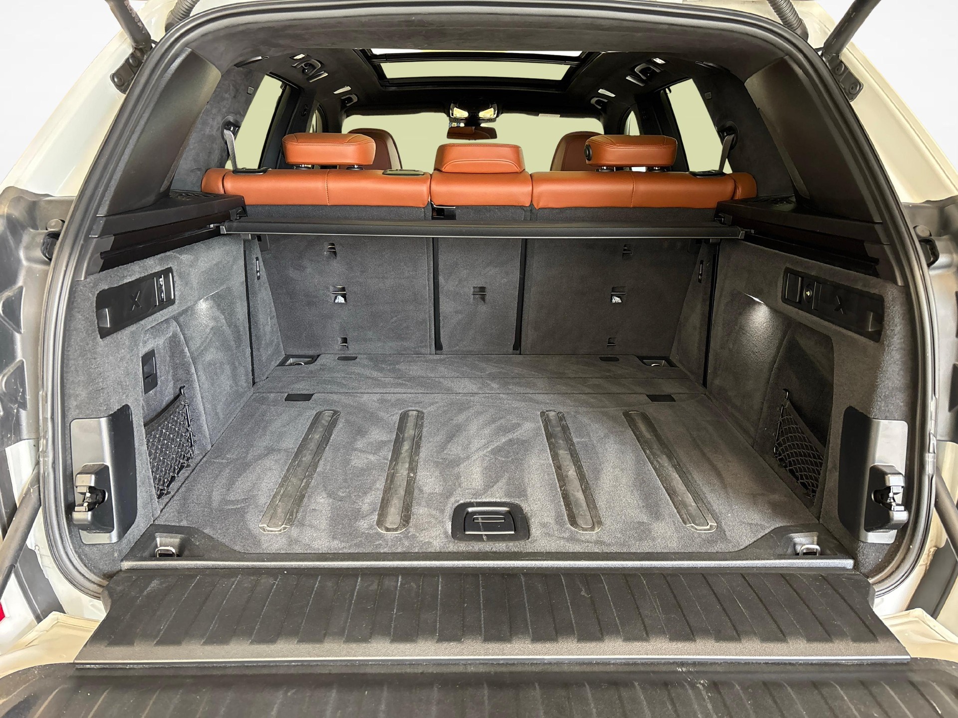 BMW X5 M50i xDrive-image-16