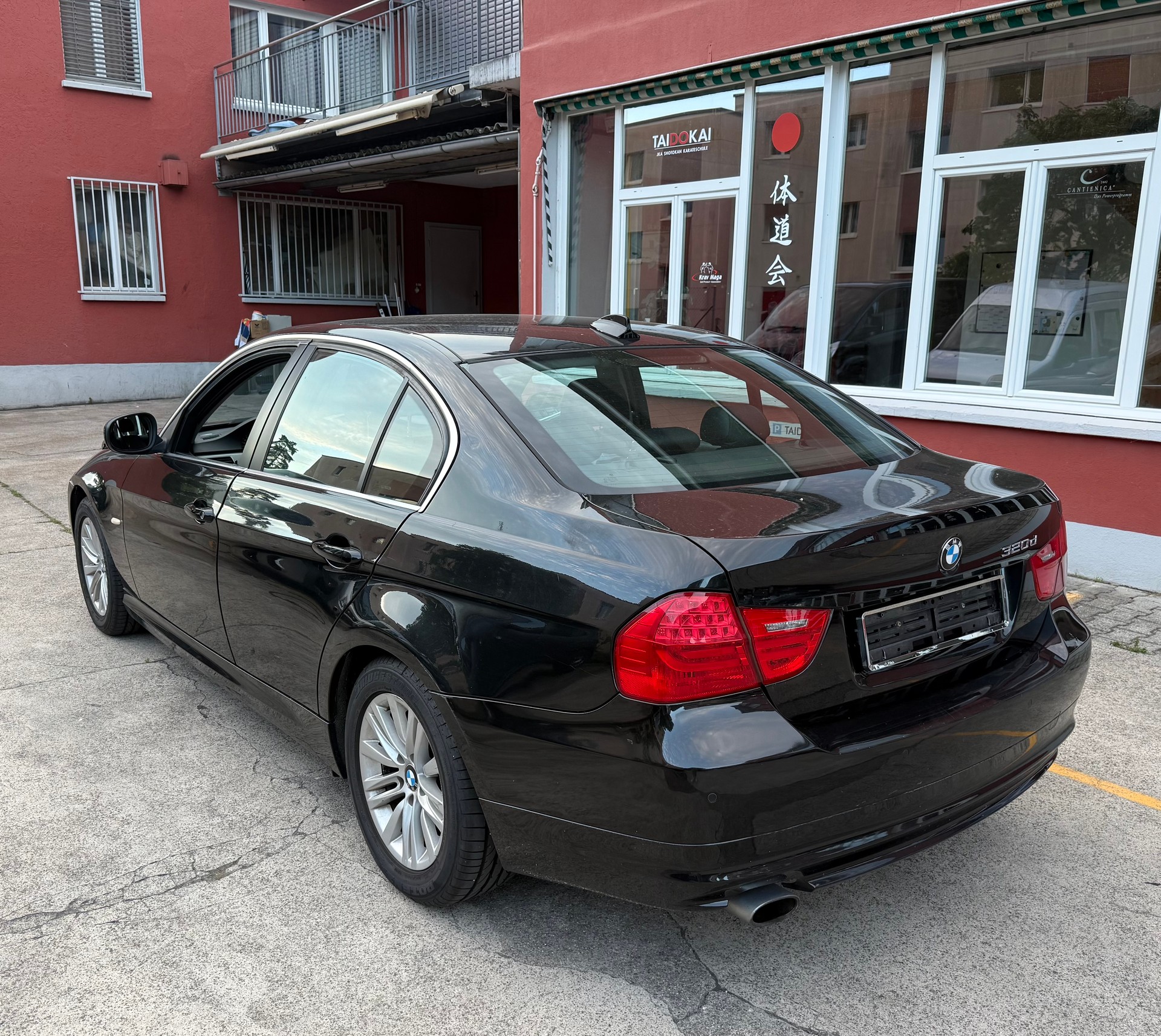 BMW 320d-image-3