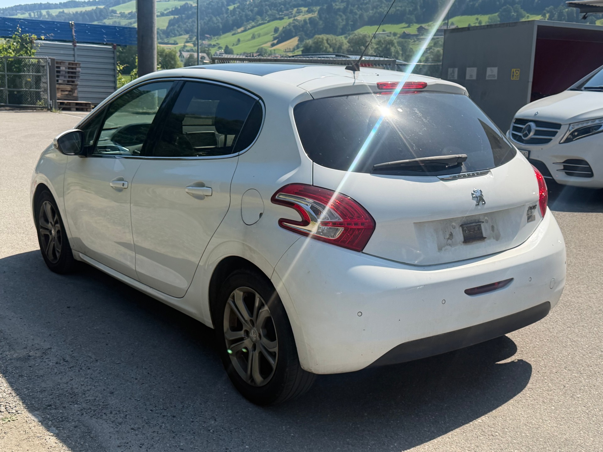 PEUGEOT 208 1.6 e-HDI Allure-image-4