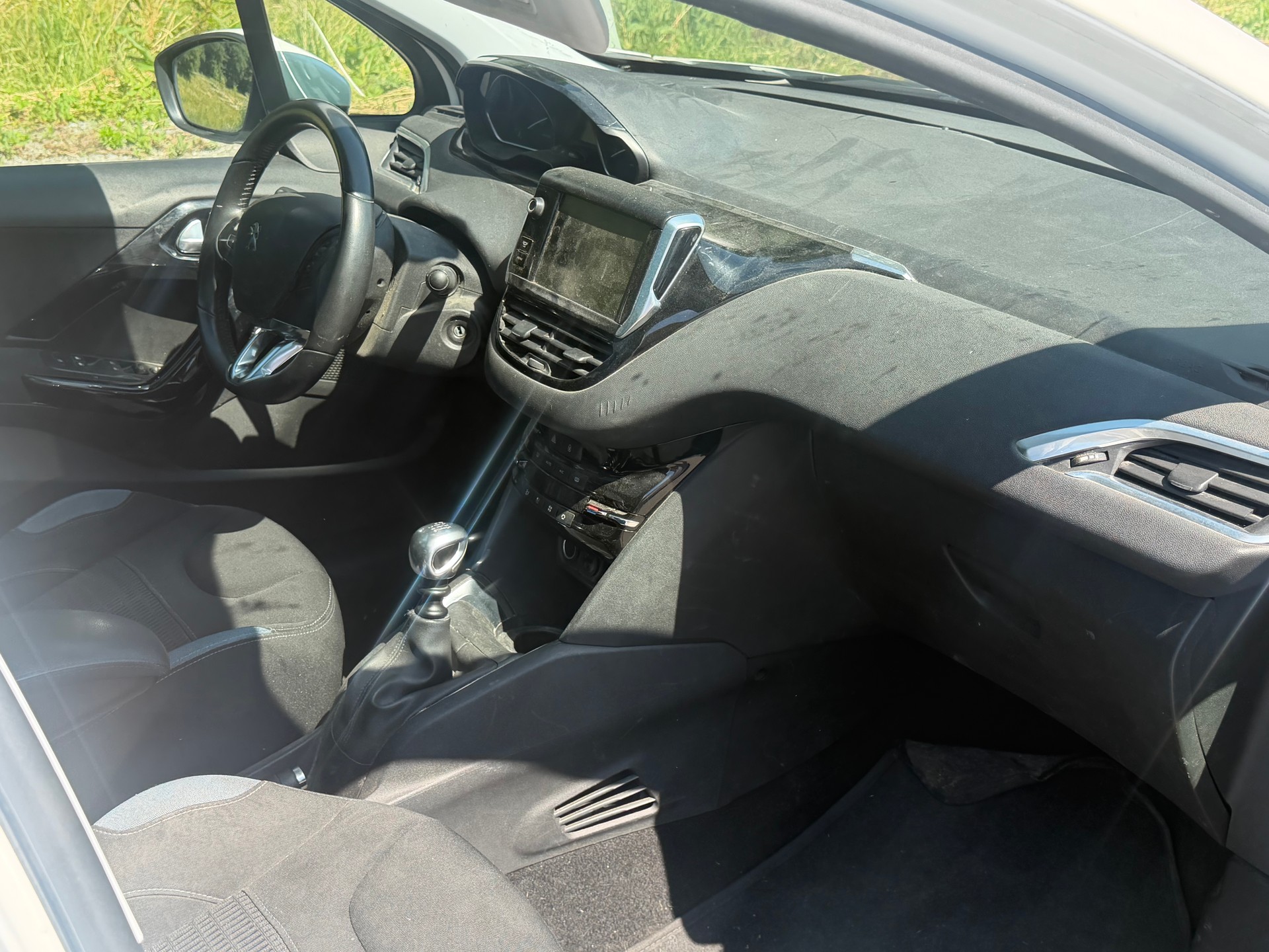 PEUGEOT 208 1.6 e-HDI Allure-image-5