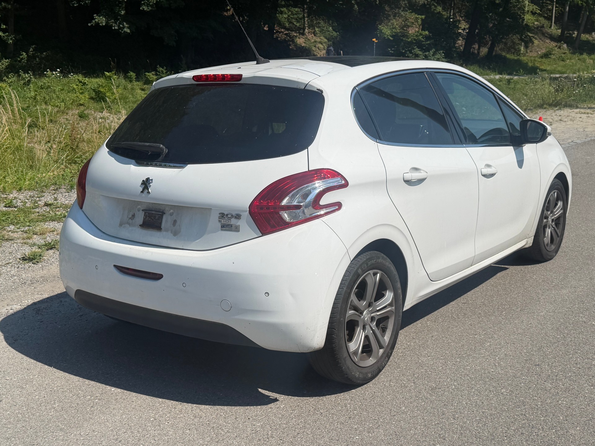 PEUGEOT 208 1.6 e-HDI Allure-image-3