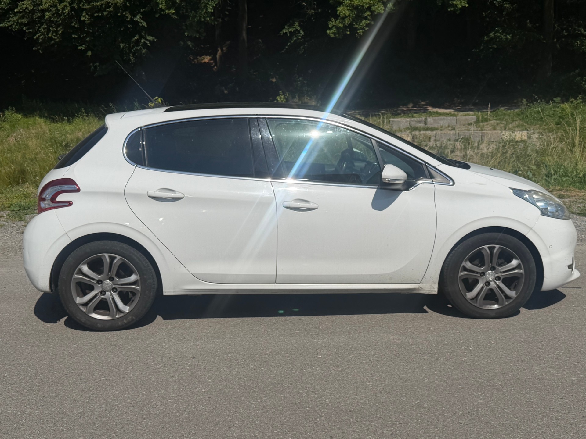 PEUGEOT 208 1.6 e-HDI Allure-image-2