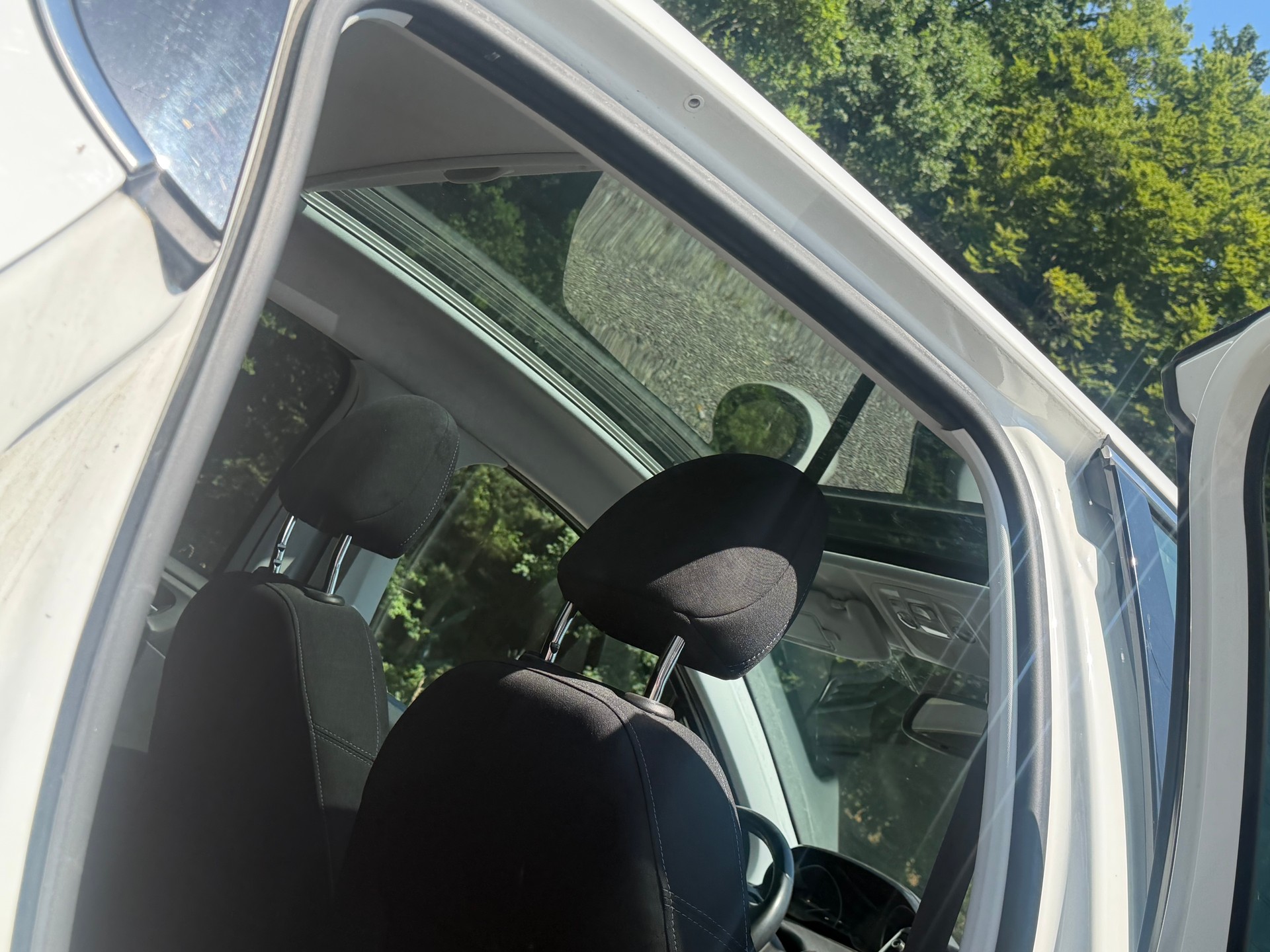 PEUGEOT 208 1.6 e-HDI Allure-image-8